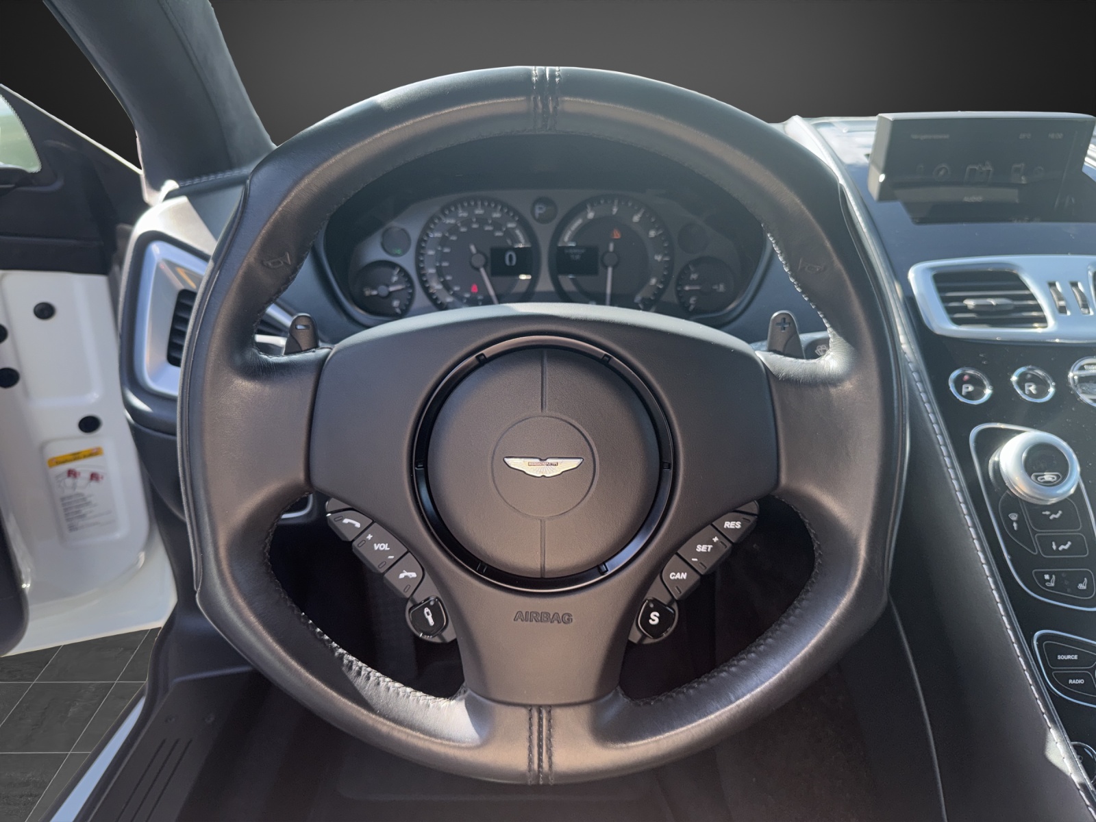 ASTON MARTIN Vanquish Volante V12 5.9-48 Touchtronic 3-image-10