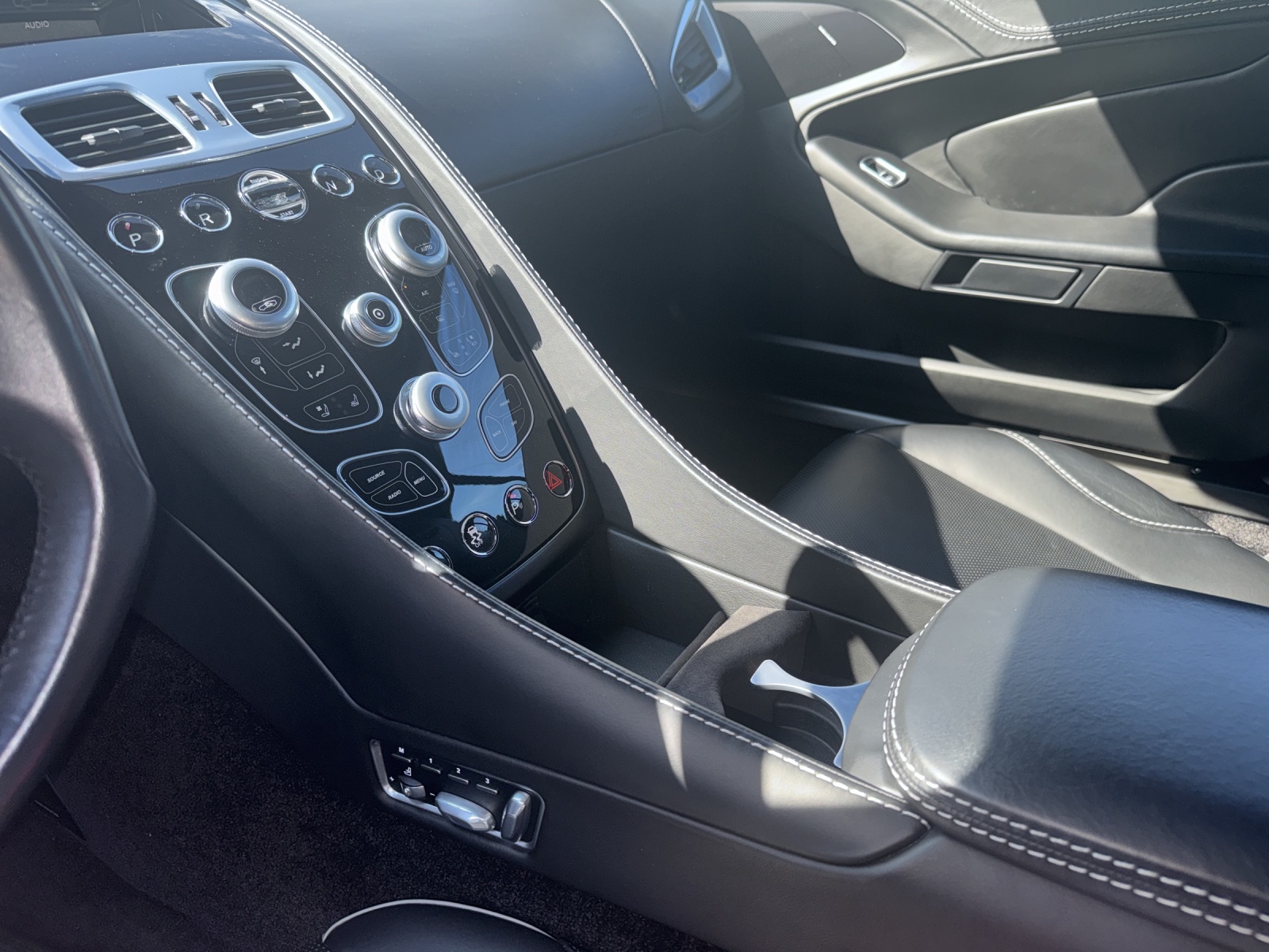 ASTON MARTIN Vanquish Volante V12 5.9-48 Touchtronic 3-image-17