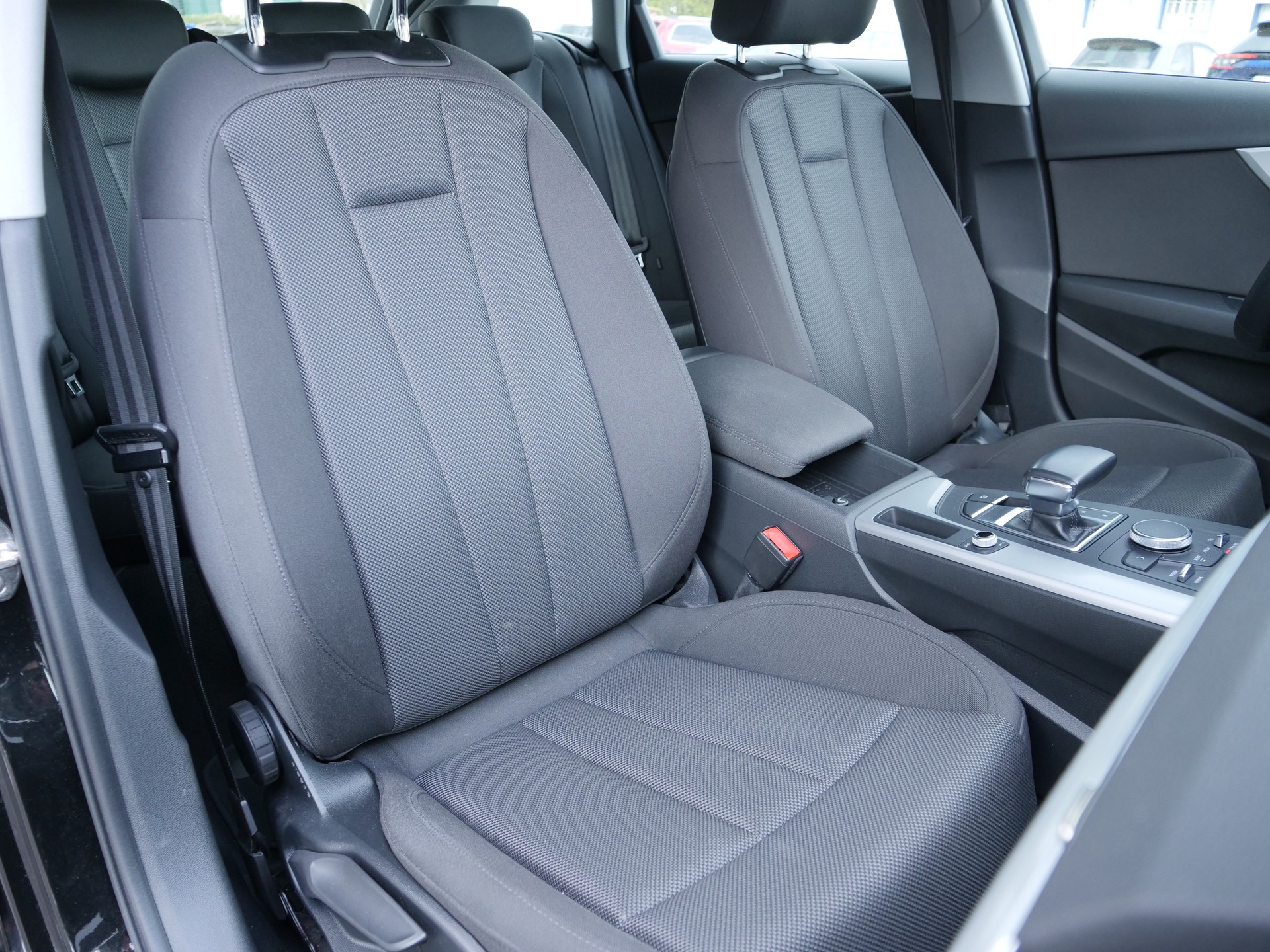 AUDI A4 Avant 2.0 TDI S-tronic-image-9