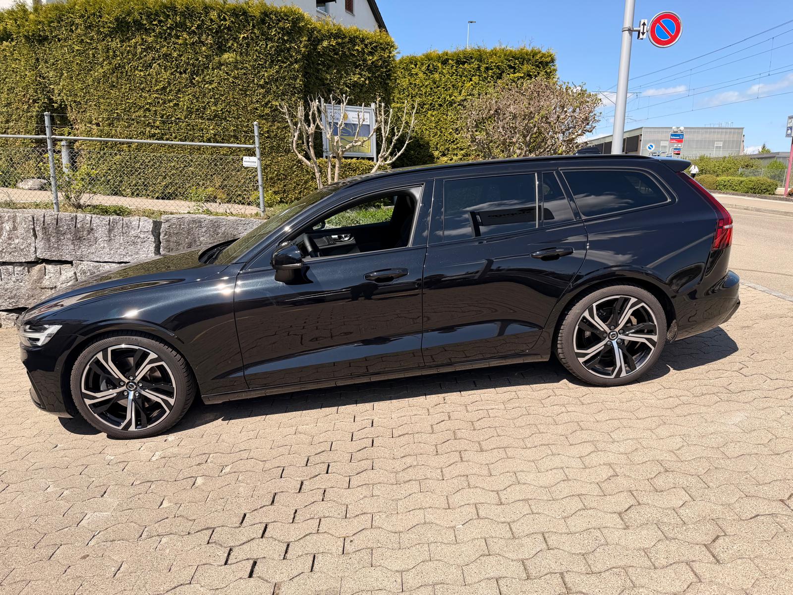 VOLVO Dark-showroom-element-1
