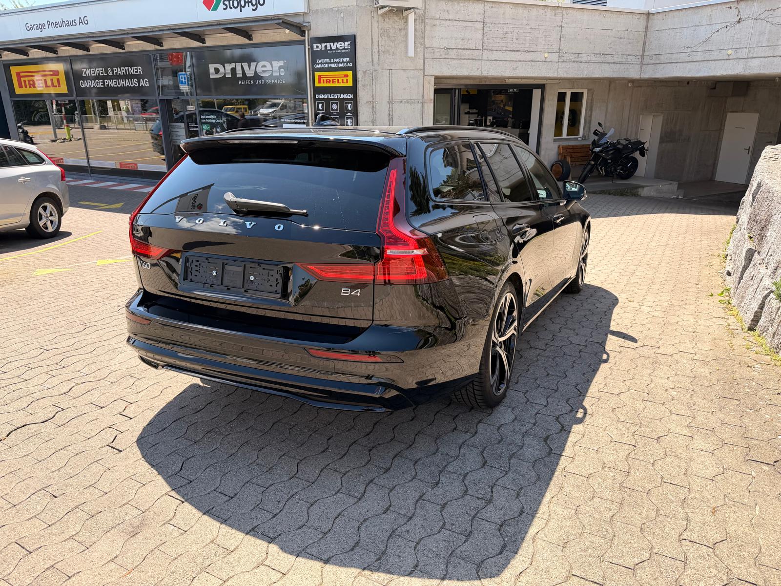 VOLVO Dark-showroom-element-3