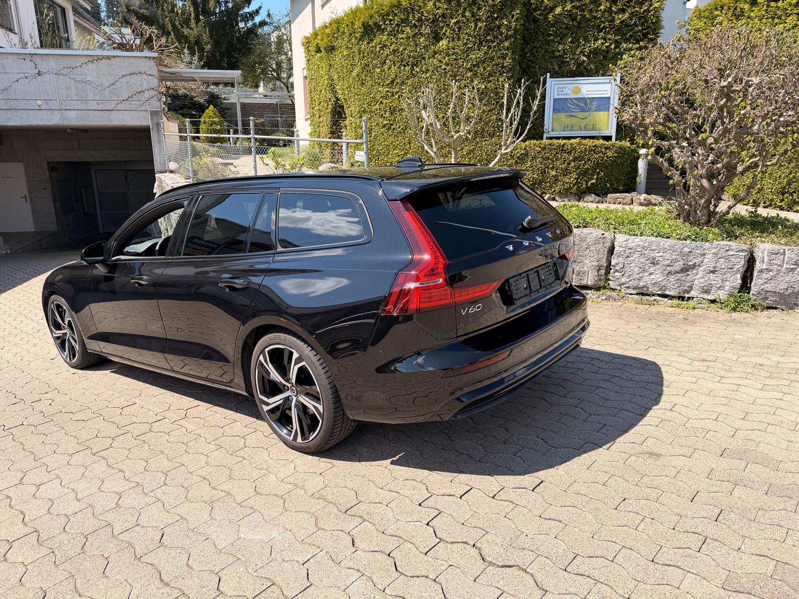VOLVO Dark-showroom-element-2