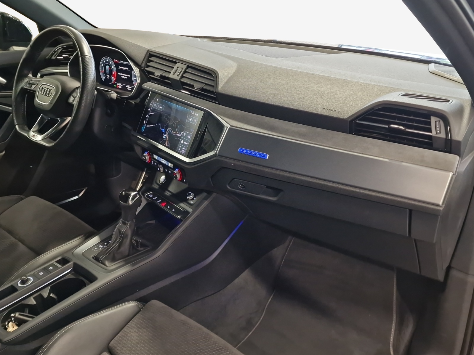 AUDI Q3 45 TFSI S line quattro S-tronic-image-13