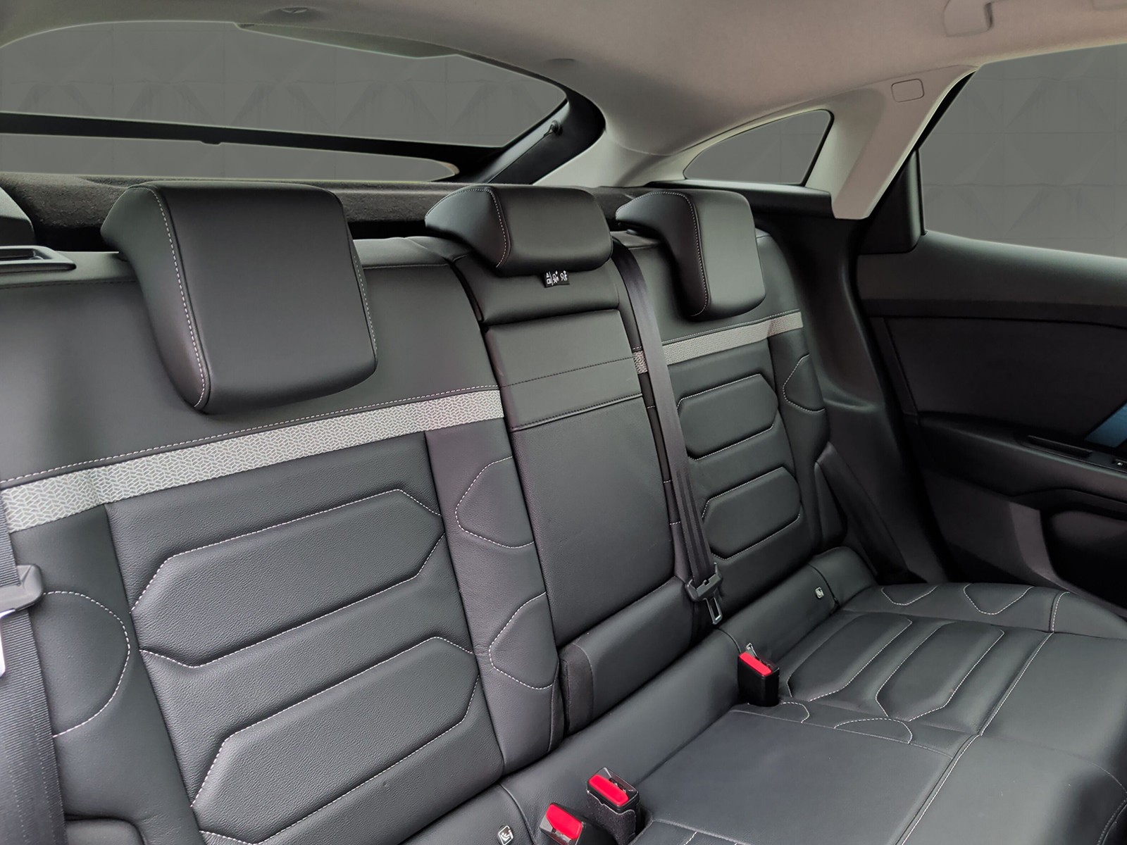 CITROEN C4 Electric Shine-image-11