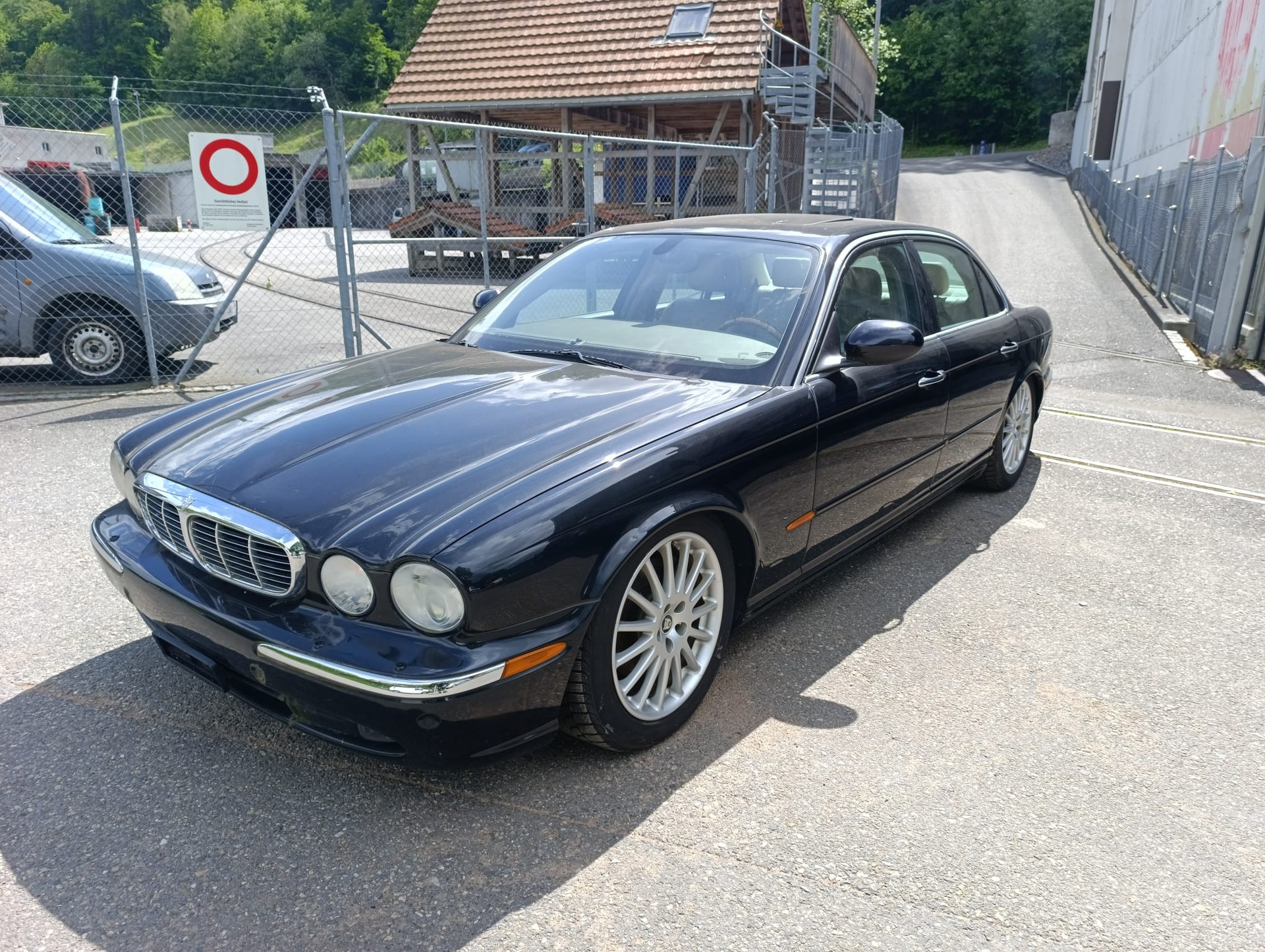 JAGUAR XJ8 4.2 V8 Executive-showroom-element-1