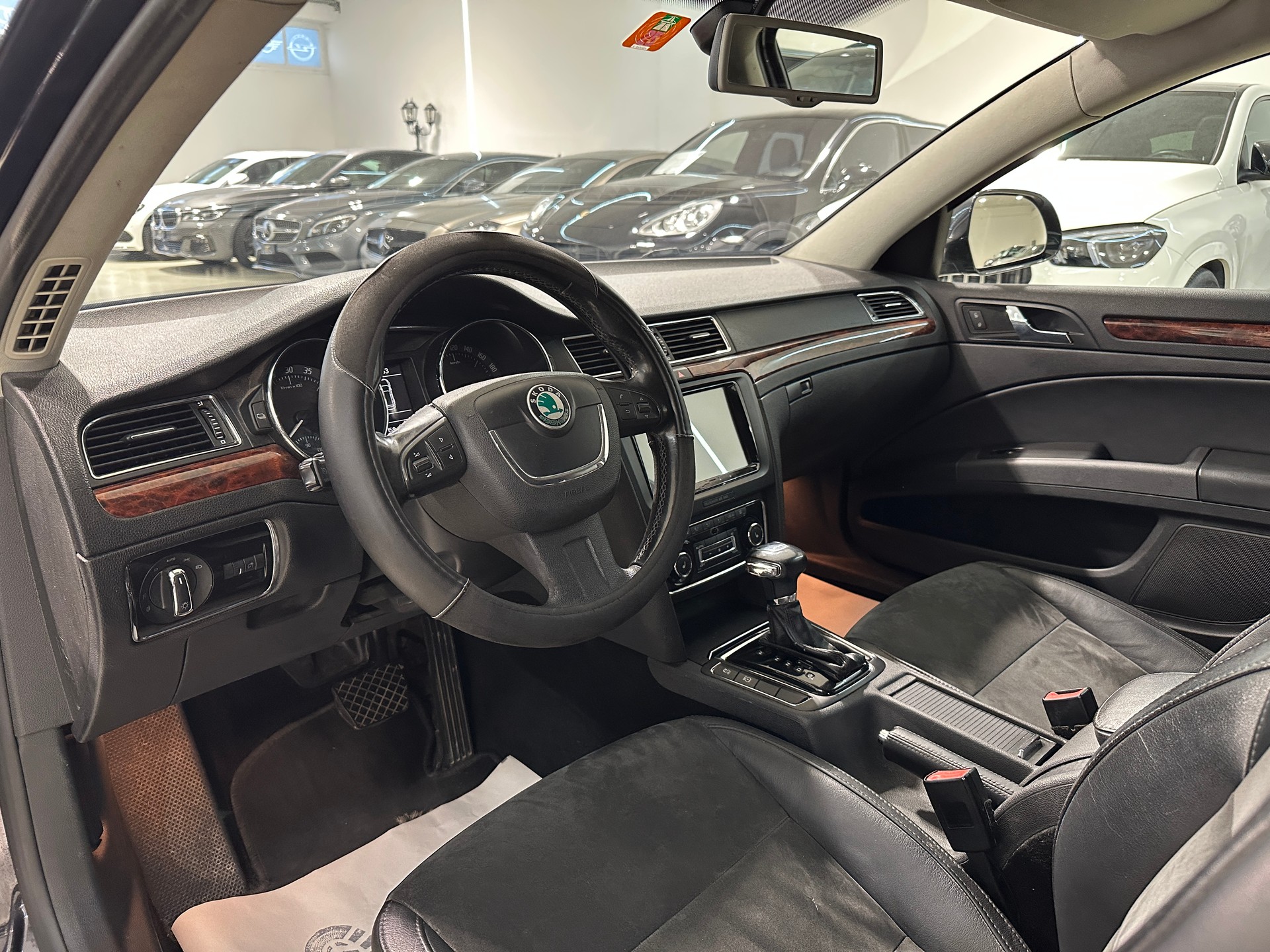 SKODA Superb Combi 2.0 TDi Elegance DSG-image-1