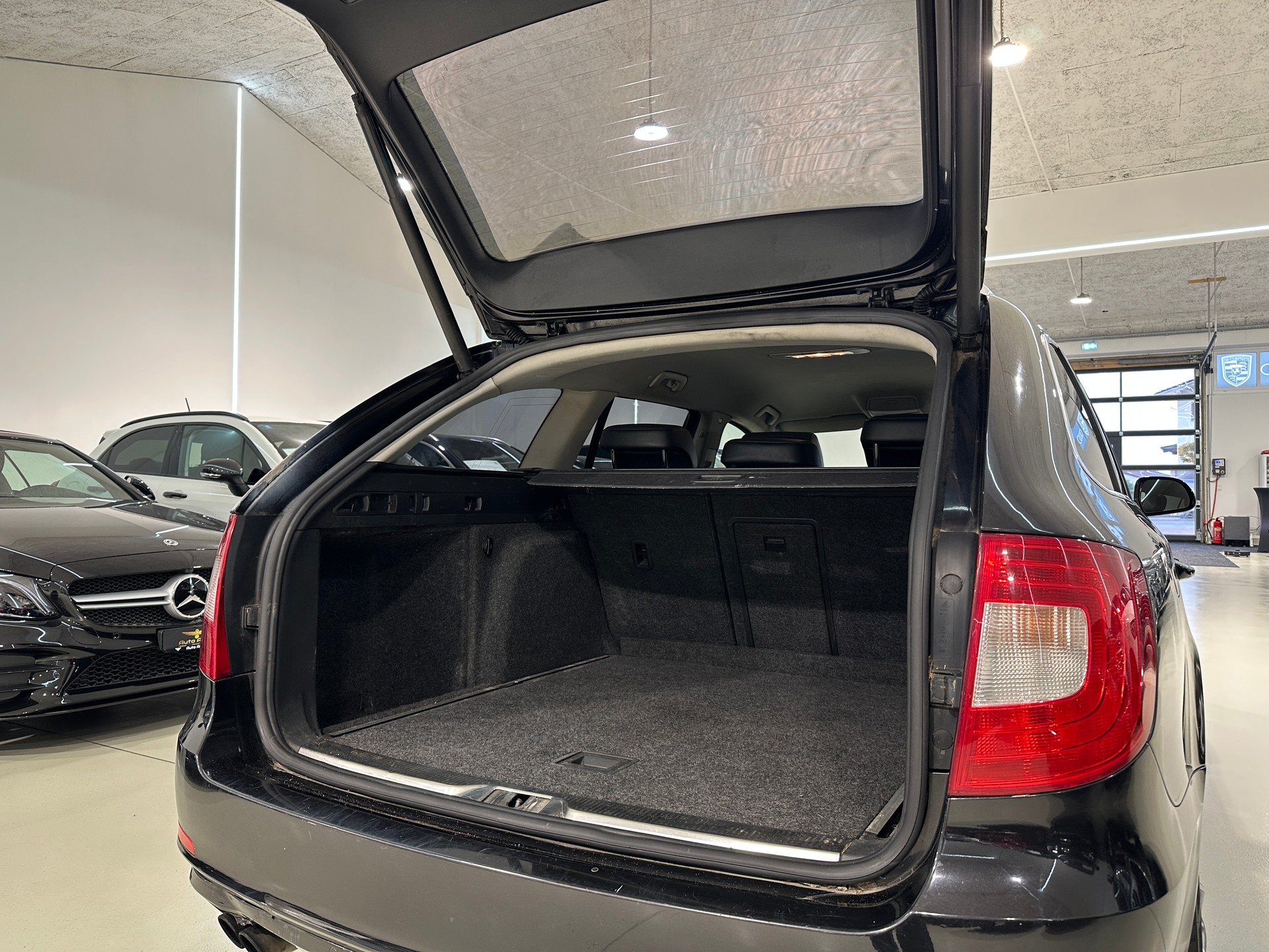 SKODA Superb Combi 2.0 TDi Elegance DSG-image-7