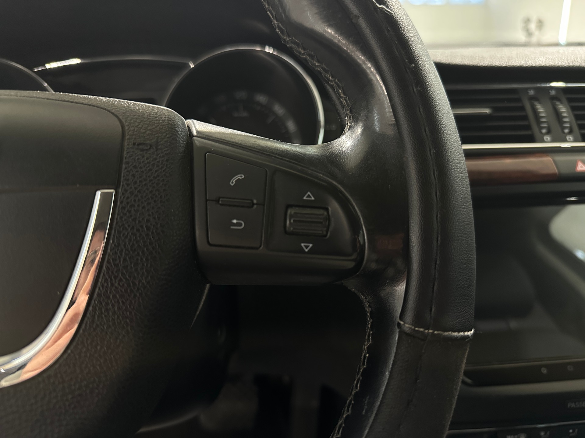 SKODA Superb Combi 2.0 TDi Elegance DSG-image-21