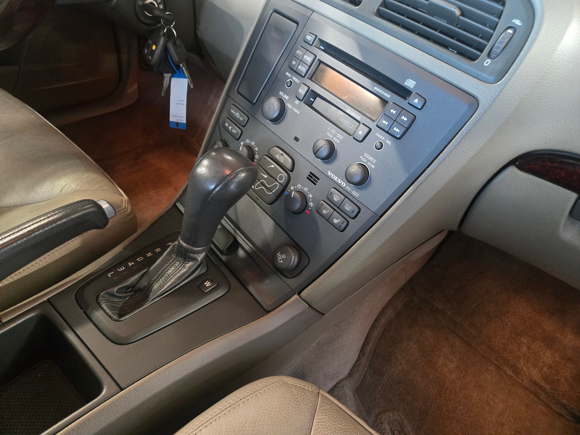 VOLVO V70 2.4-image-5