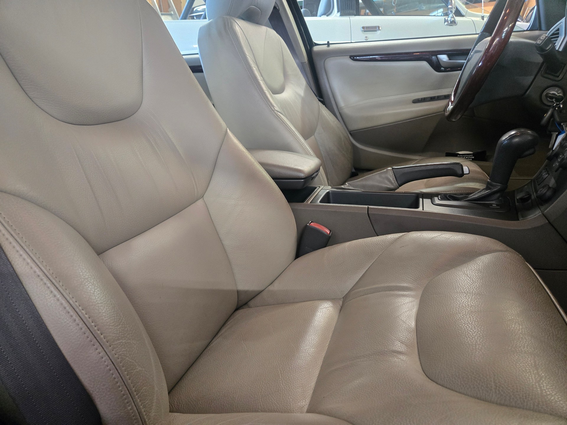VOLVO V70 2.4-image-13