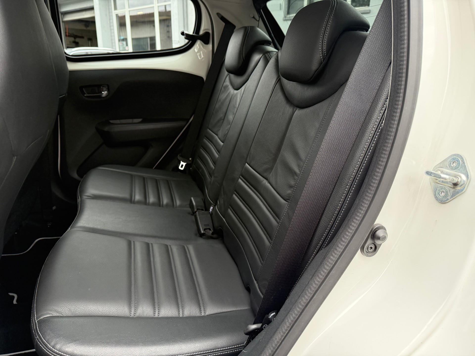 PEUGEOT 108 1.2 VTi Allure Top-image-9