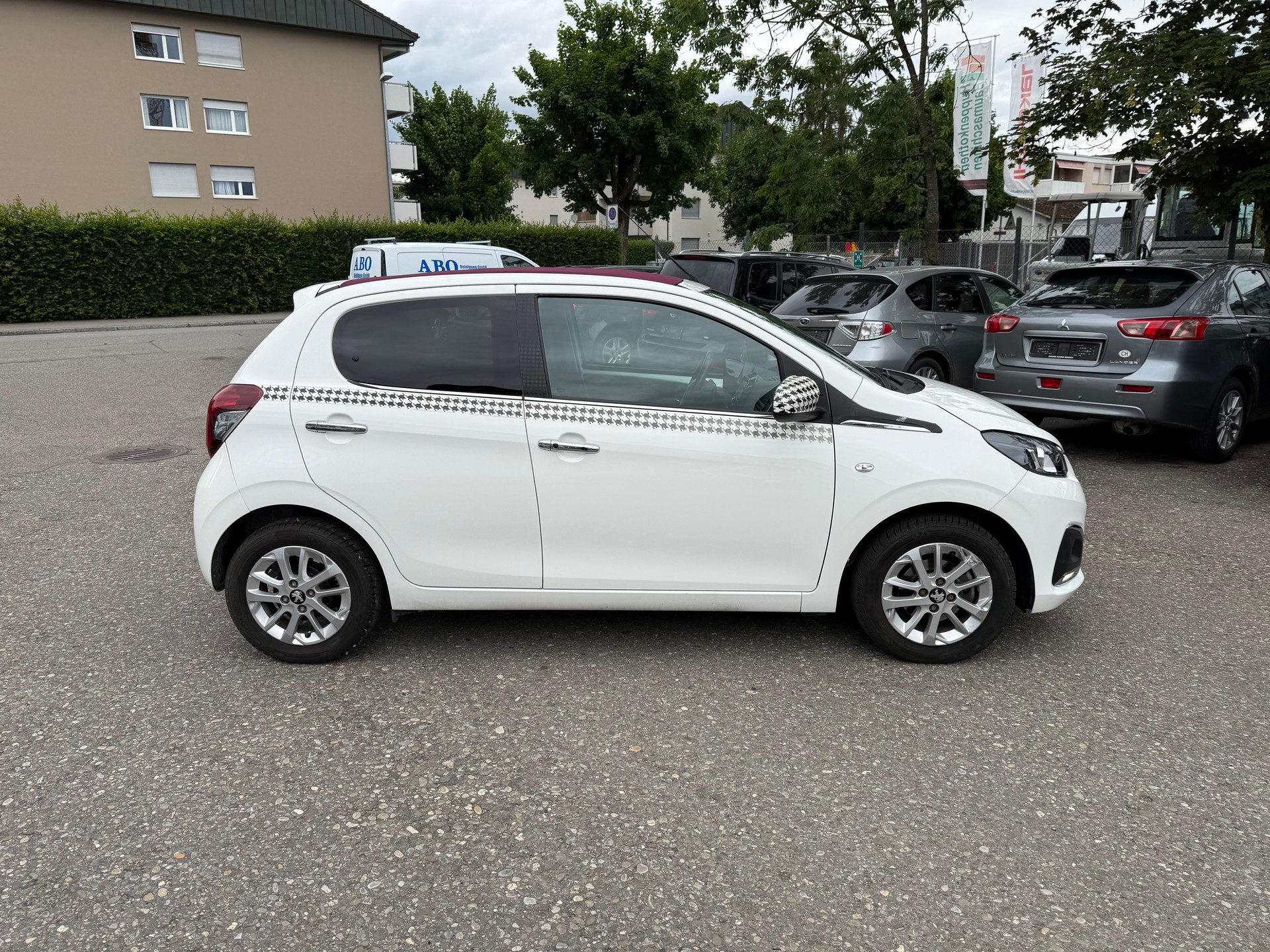 PEUGEOT 108 1.2 VTi Allure Top-image-2