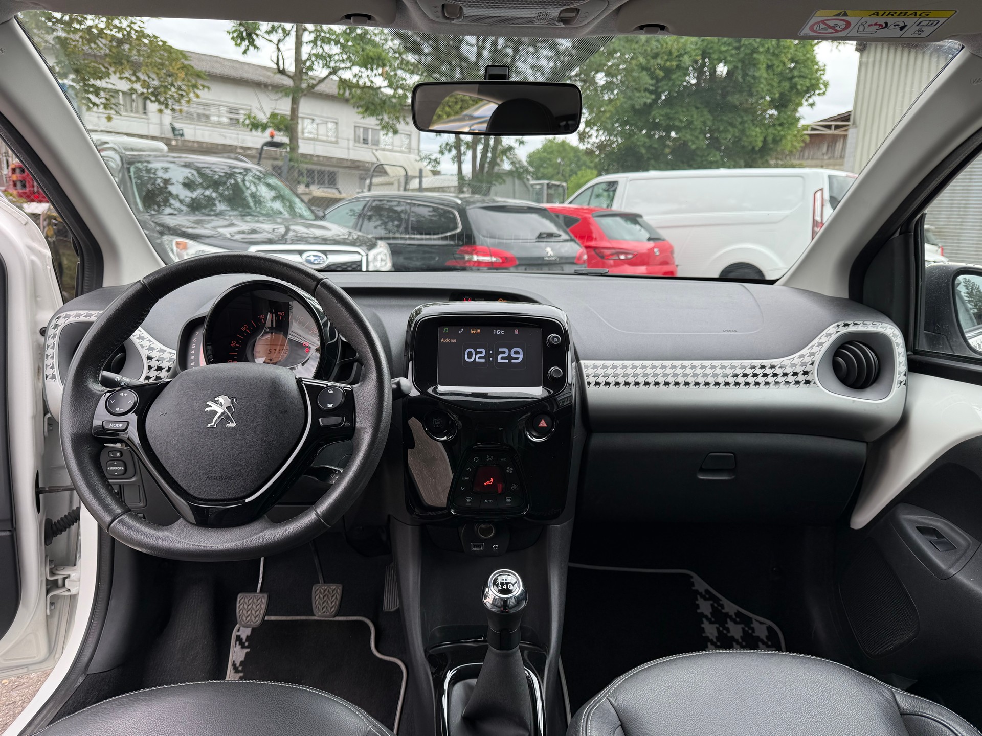 PEUGEOT 108 1.2 VTi Allure Top-image-6