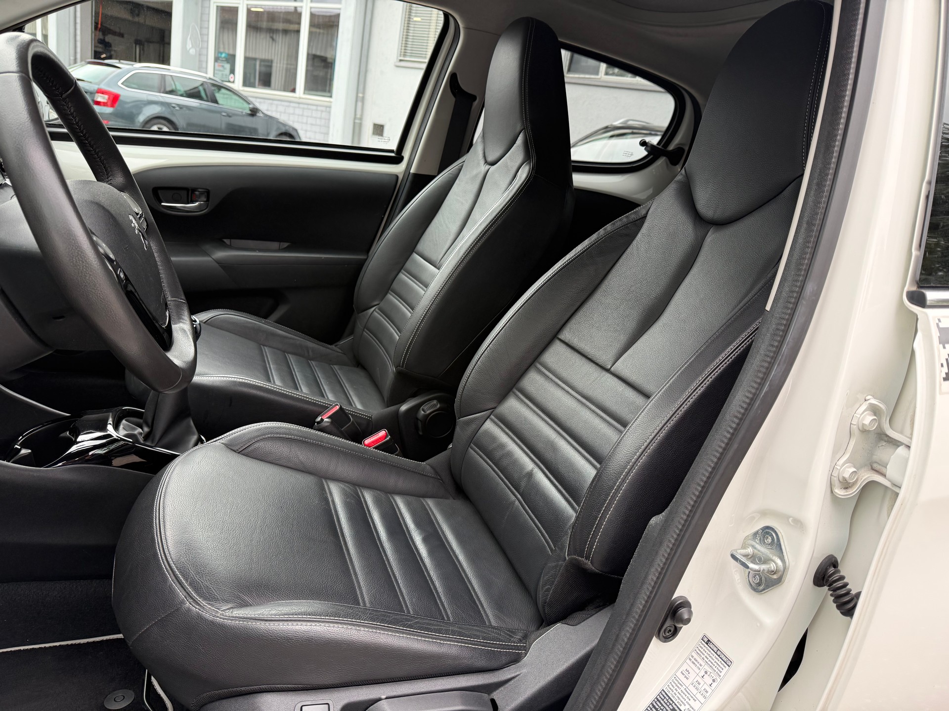 PEUGEOT 108 1.2 VTi Allure Top-image-8