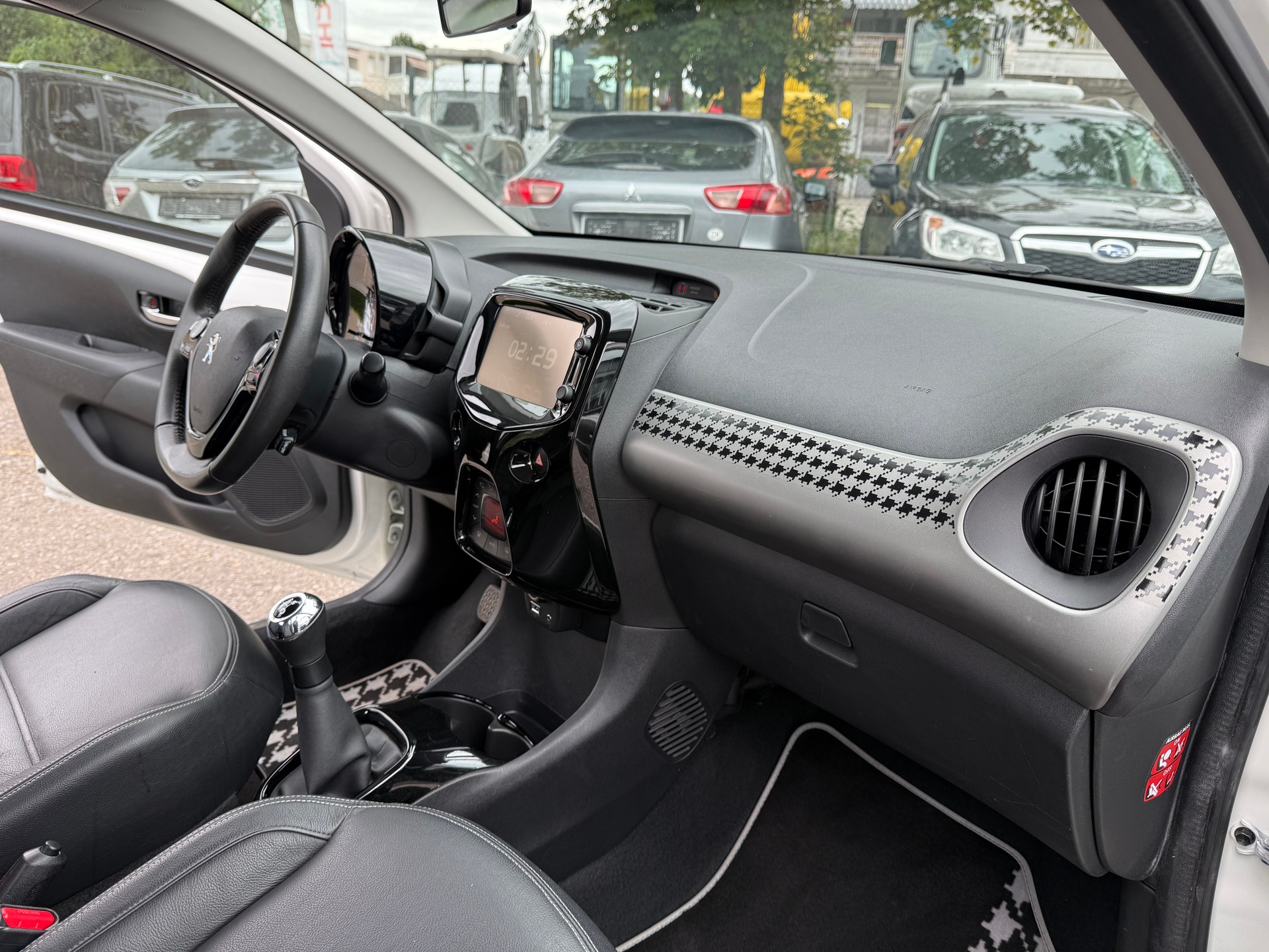 PEUGEOT 108 1.2 VTi Allure Top-image-7