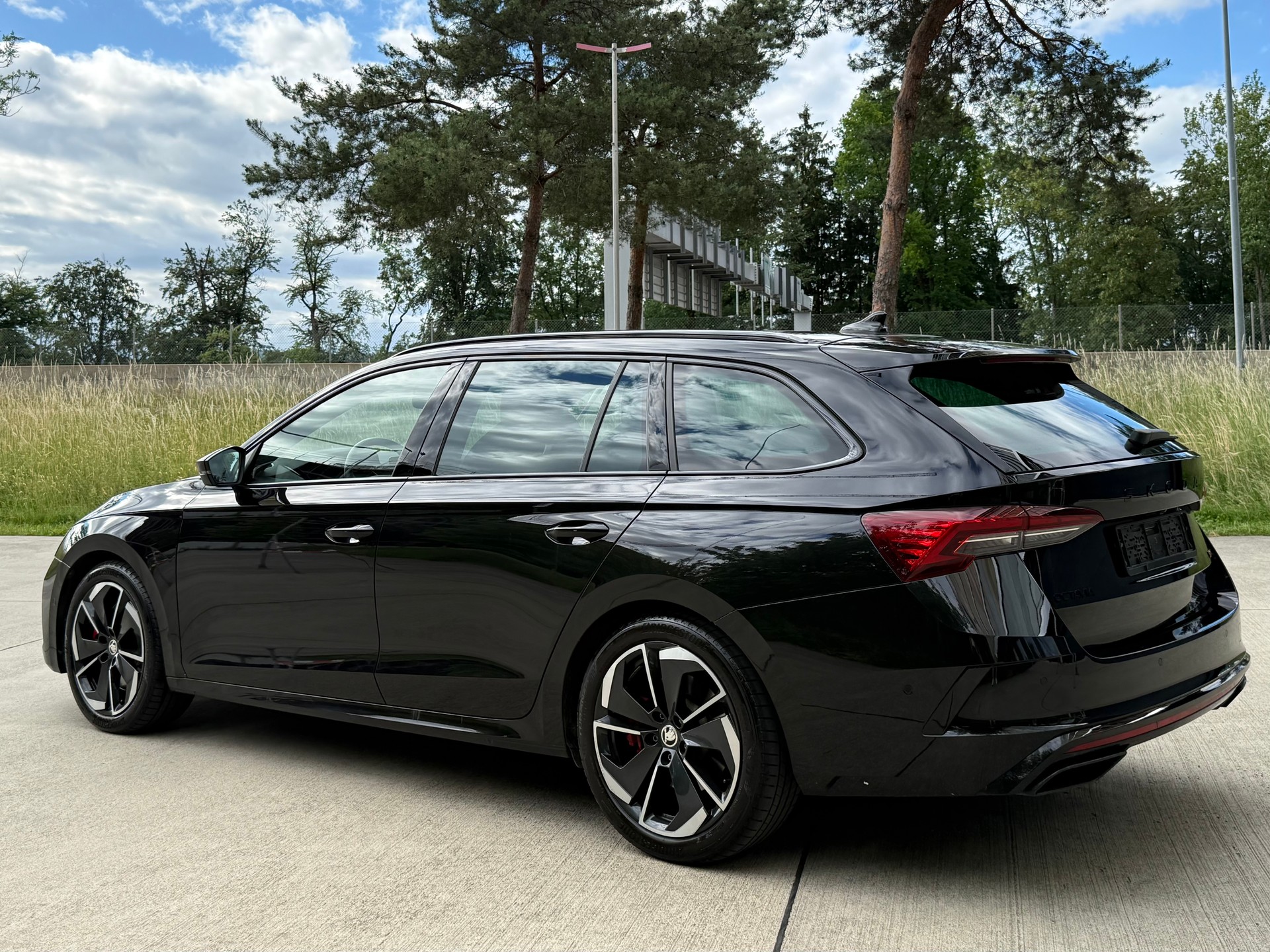 SKODA Octavia Combi 2.0 TSI DSG RS-image-8