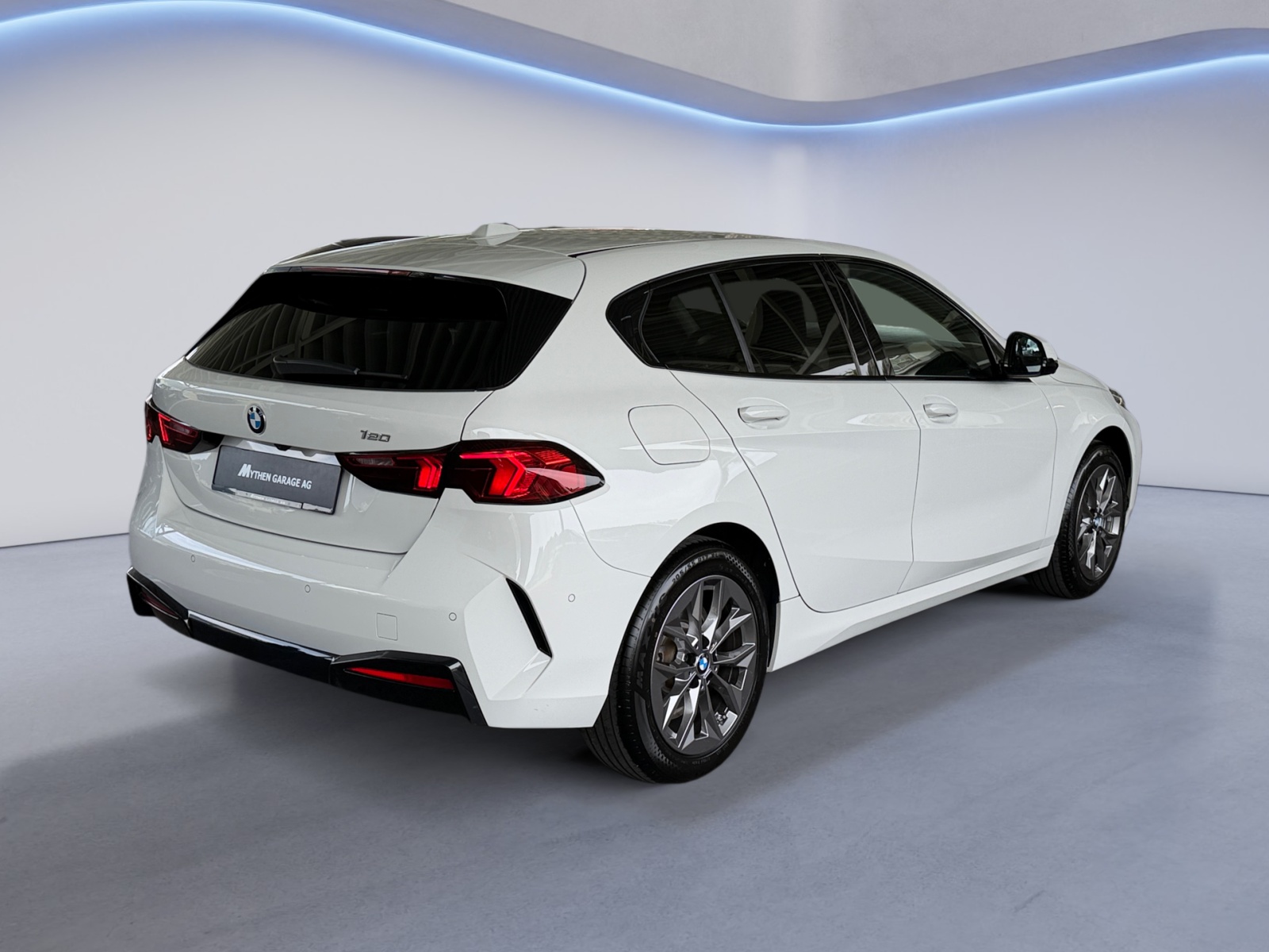BMW 120i-image-4