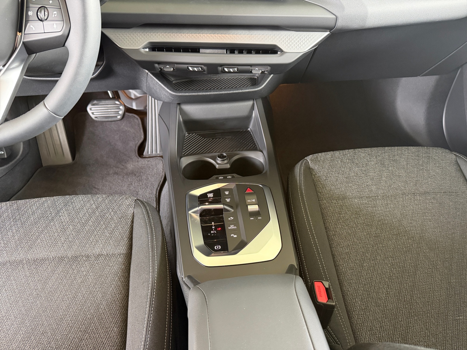 BMW 120i-image-10