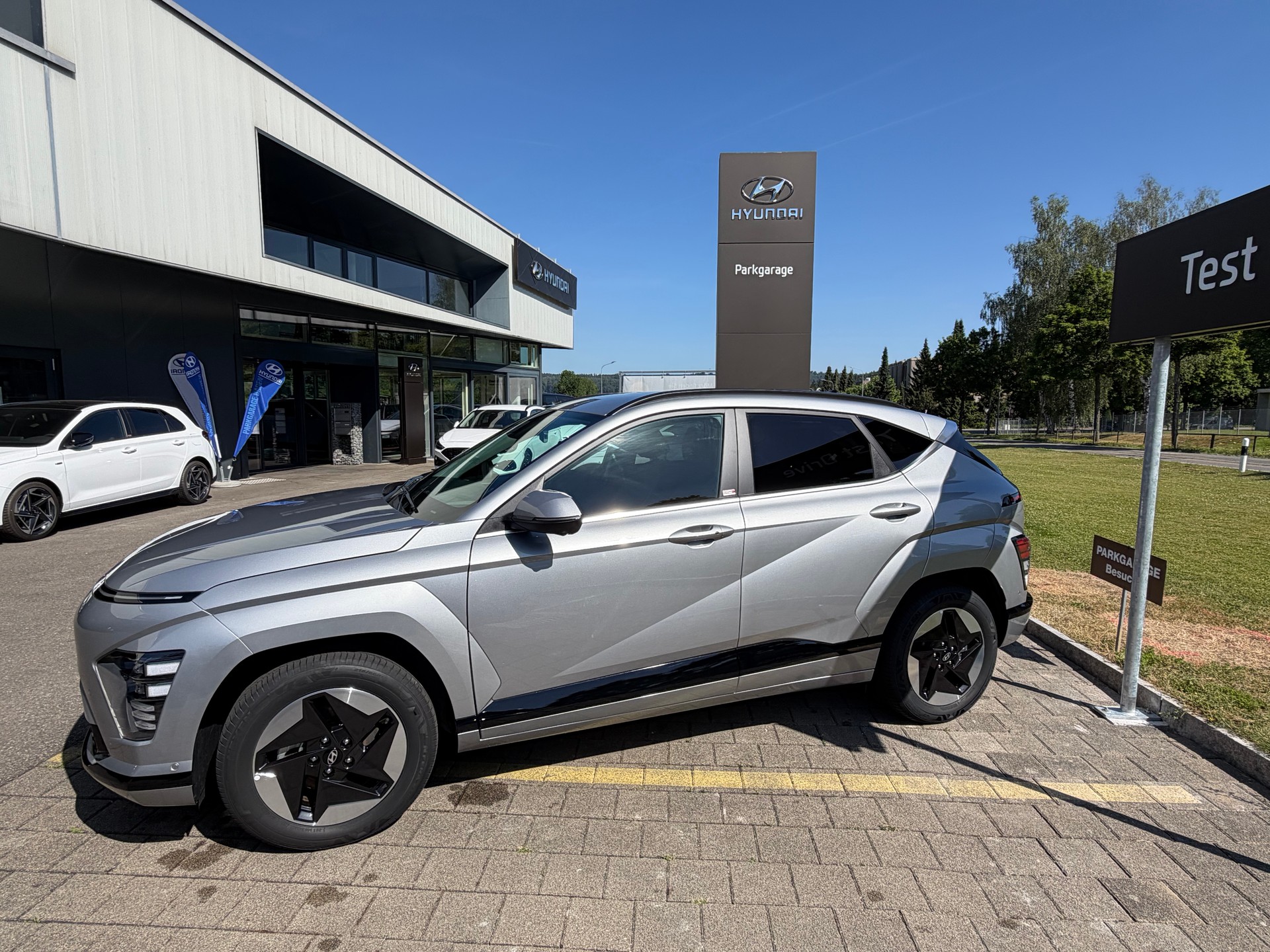 HYUNDAI Kona EV 65.4 kWh Amplia-image-2
