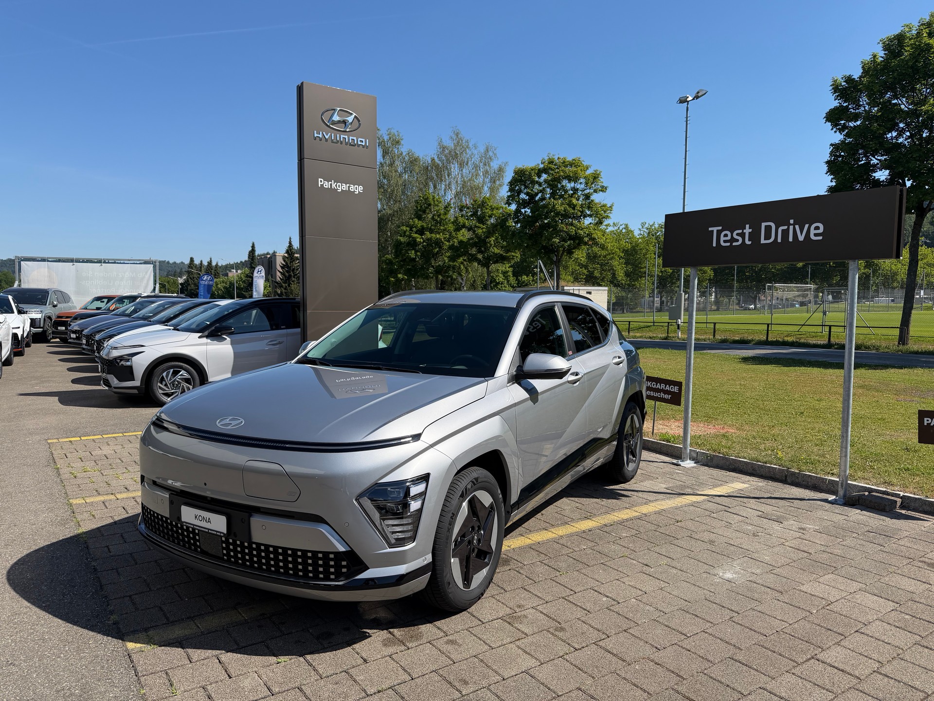 HYUNDAI Kona EV 65.4 kWh Amplia-image-1