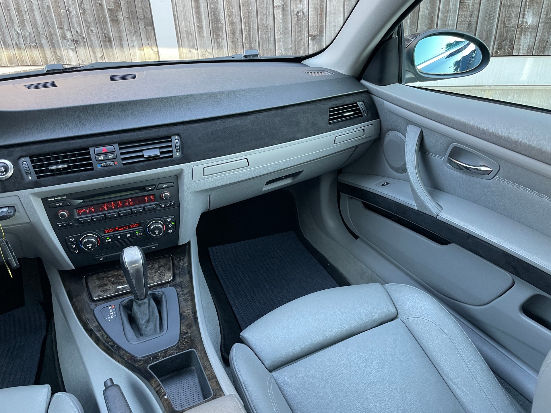 BMW 325i Coupé-image-21