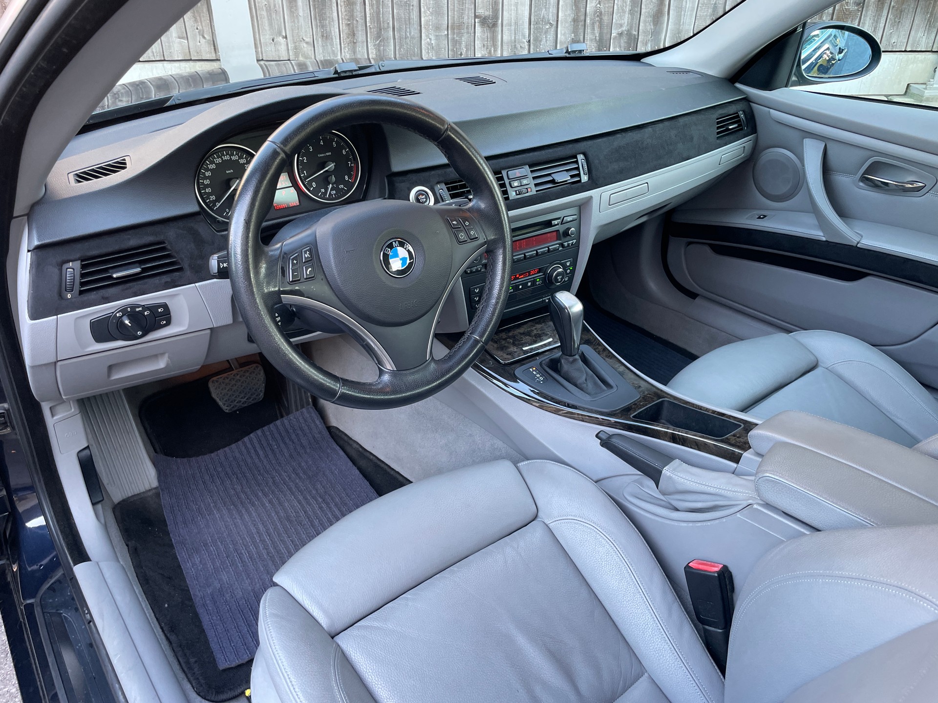 BMW 325i Coupé-image-18