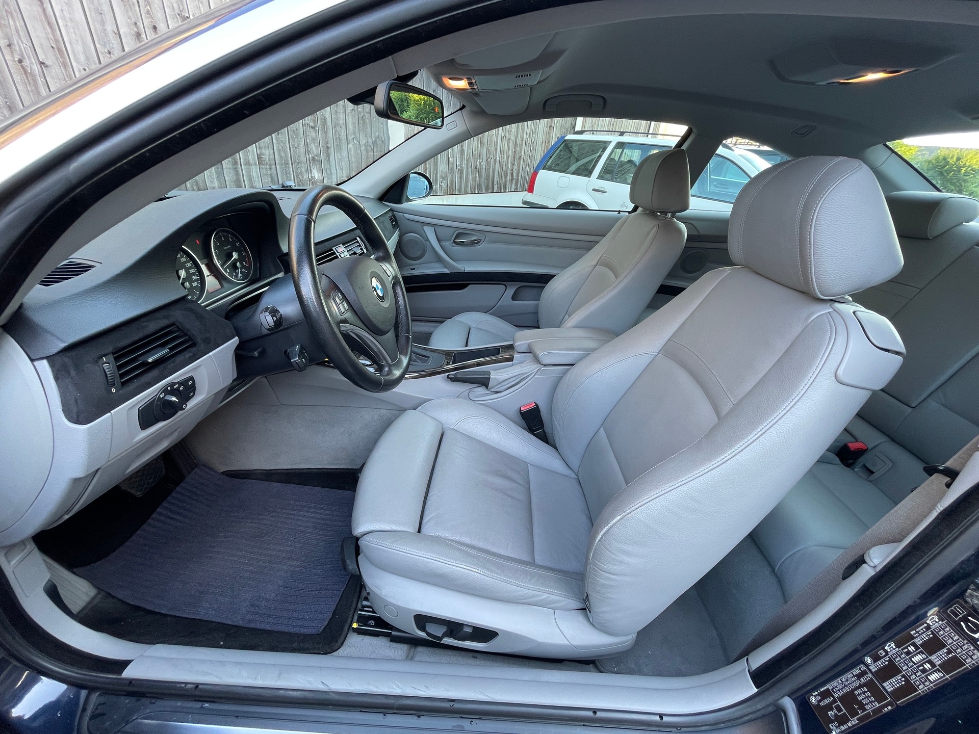 BMW 325i Coupé-image-17