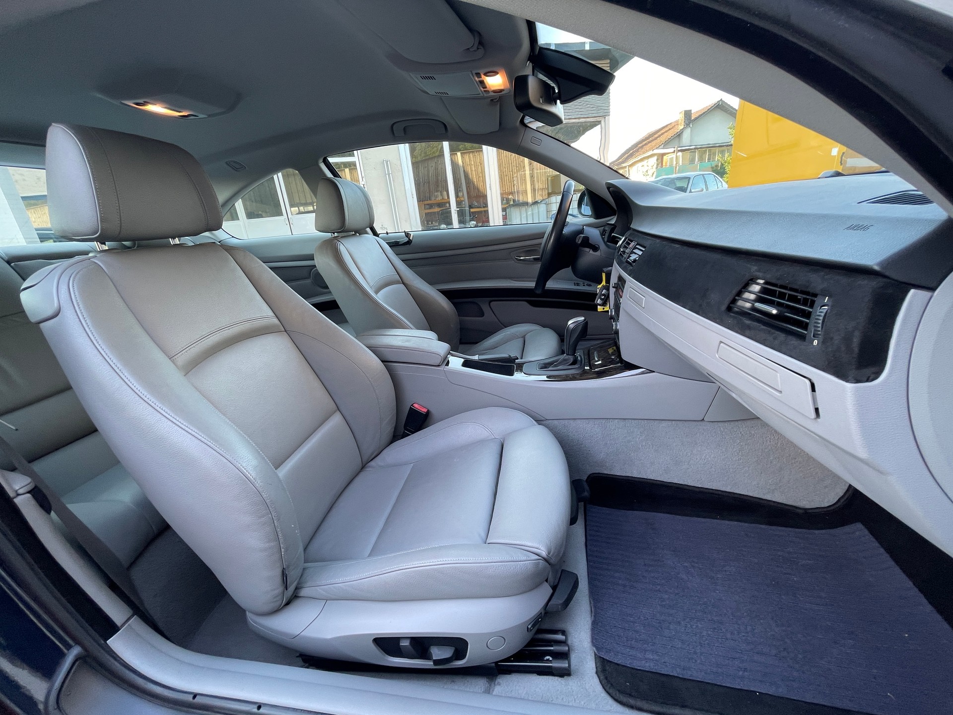 BMW 325i Coupé-image-23