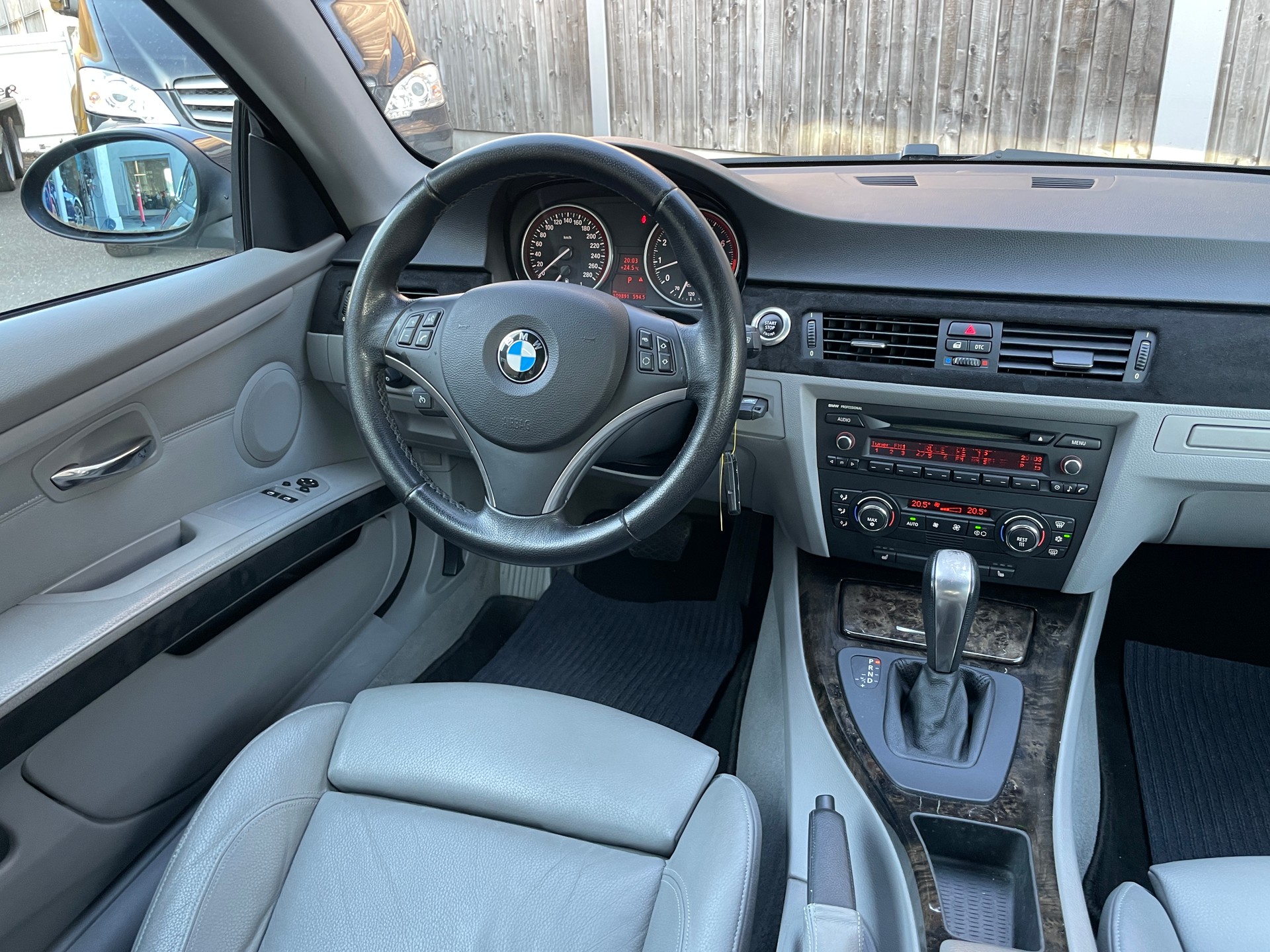 BMW 325i Coupé-image-19