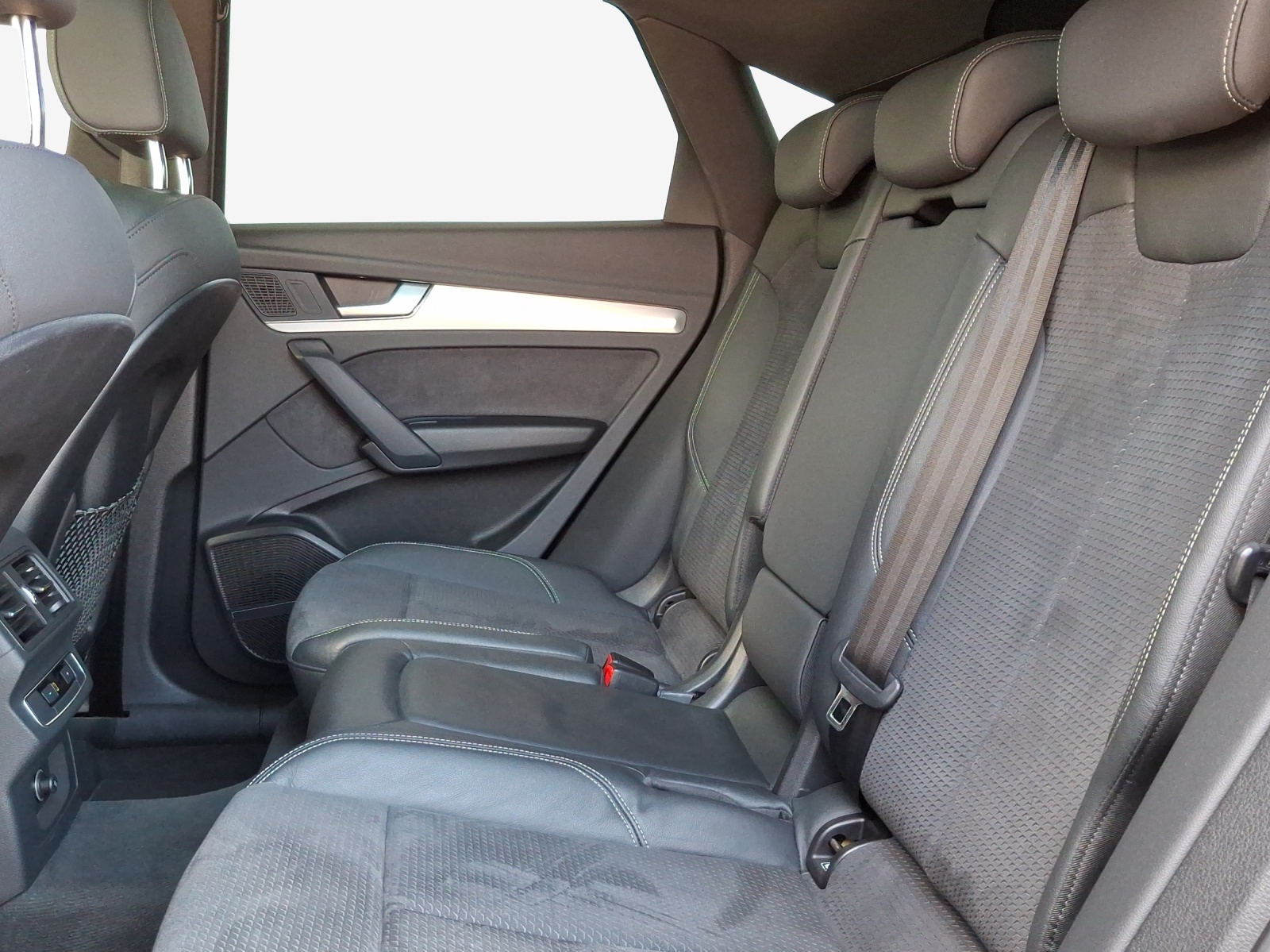 AUDI Q5 Sportback 40 TDI Blackedition quattro S-tronic-image-11