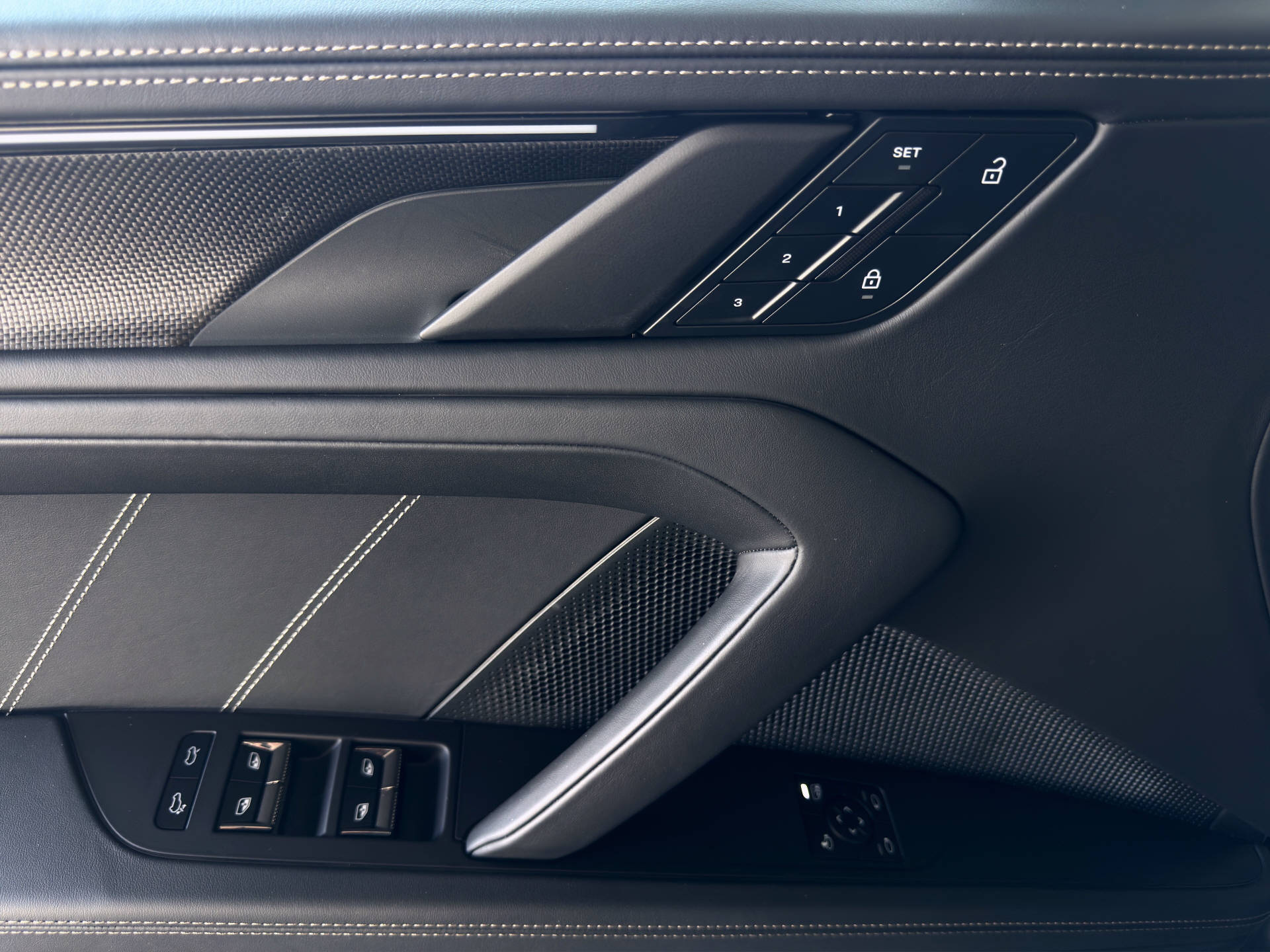 PORSCHE Cayenne Electric Turbo-image-9
