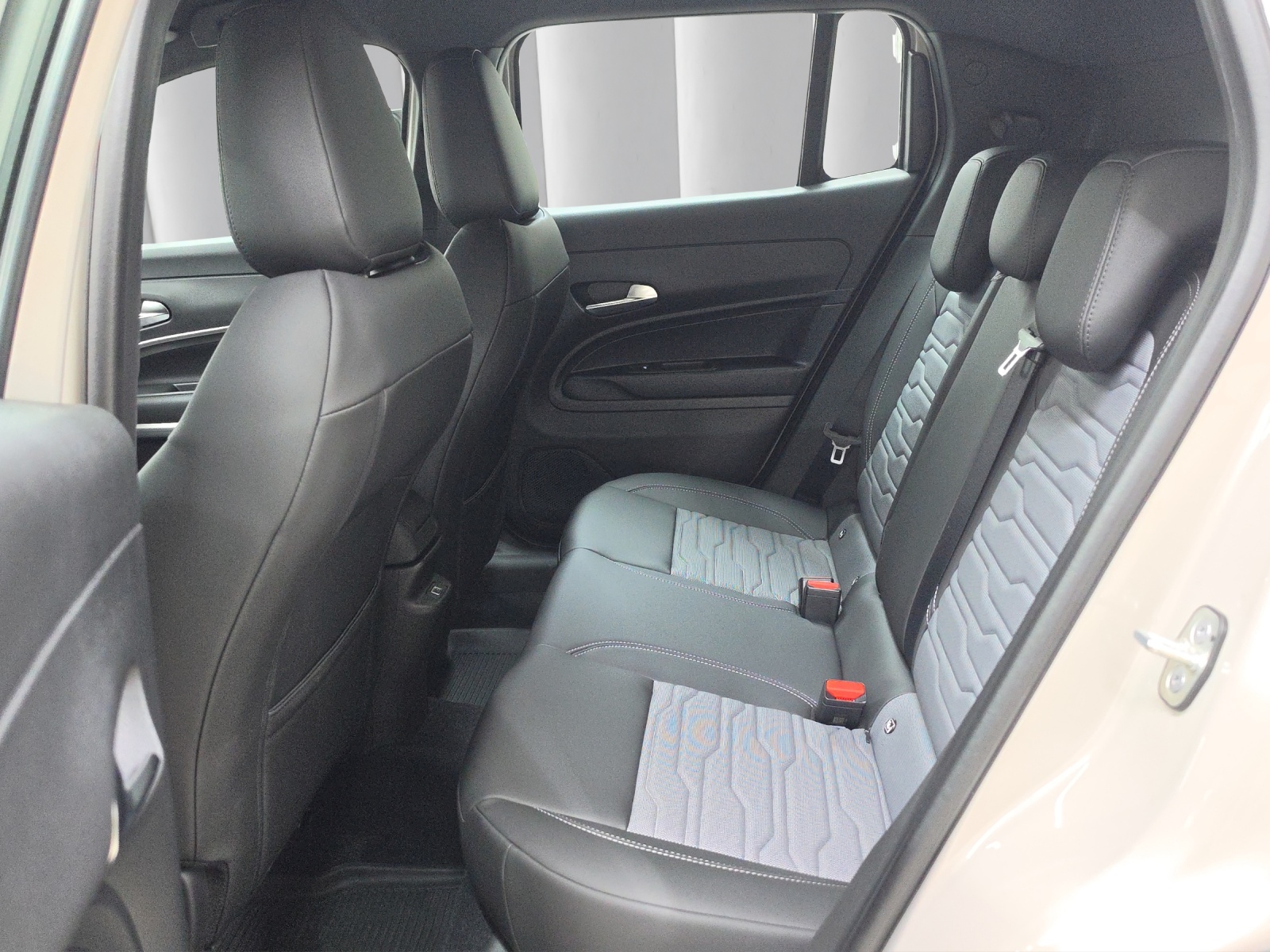 JEEP Avenger 1.2 MHEV Upland 4xe-image-12