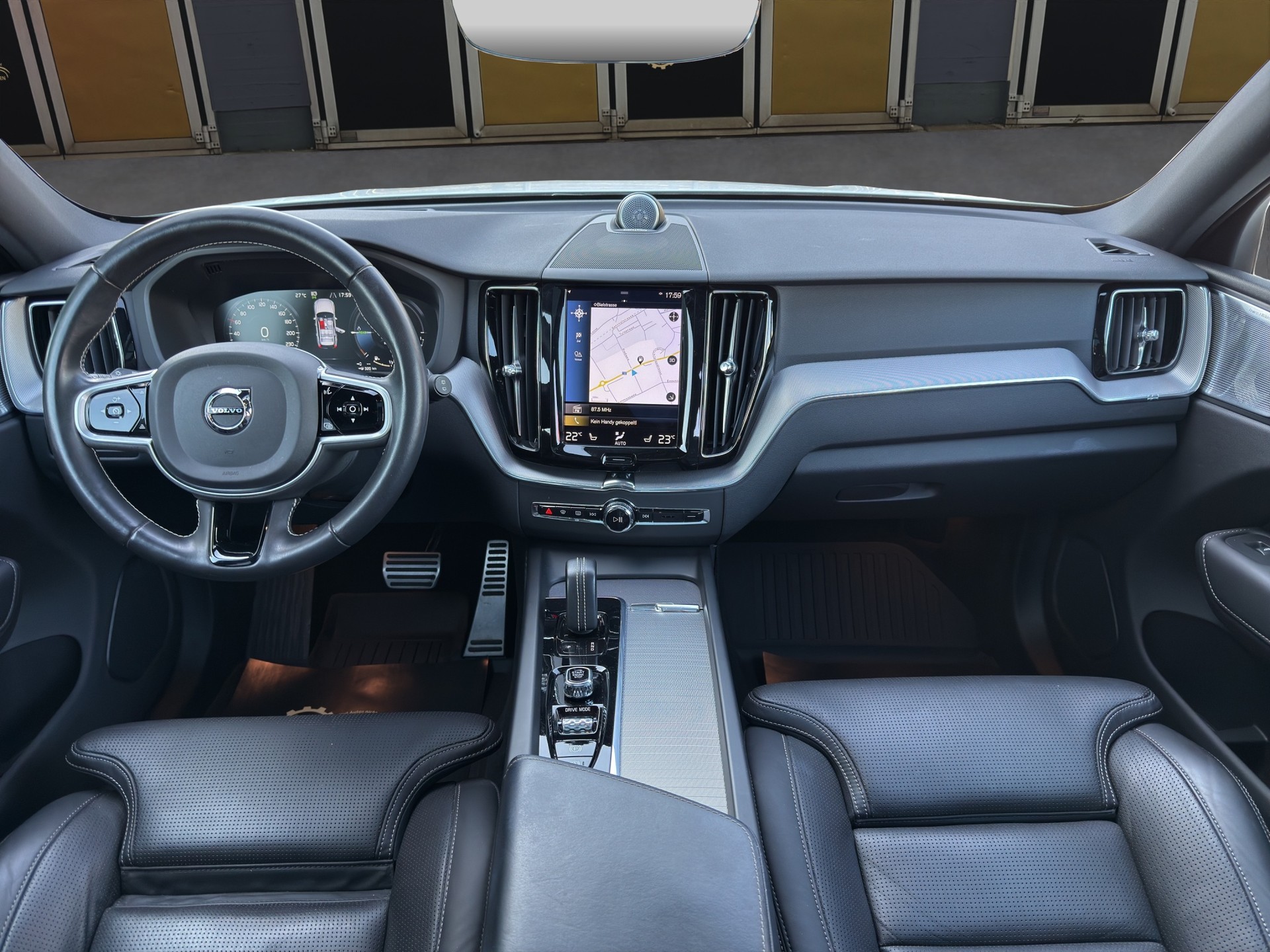 VOLVO XC60 2.0 T8 TE R-Design eAWD-image-11