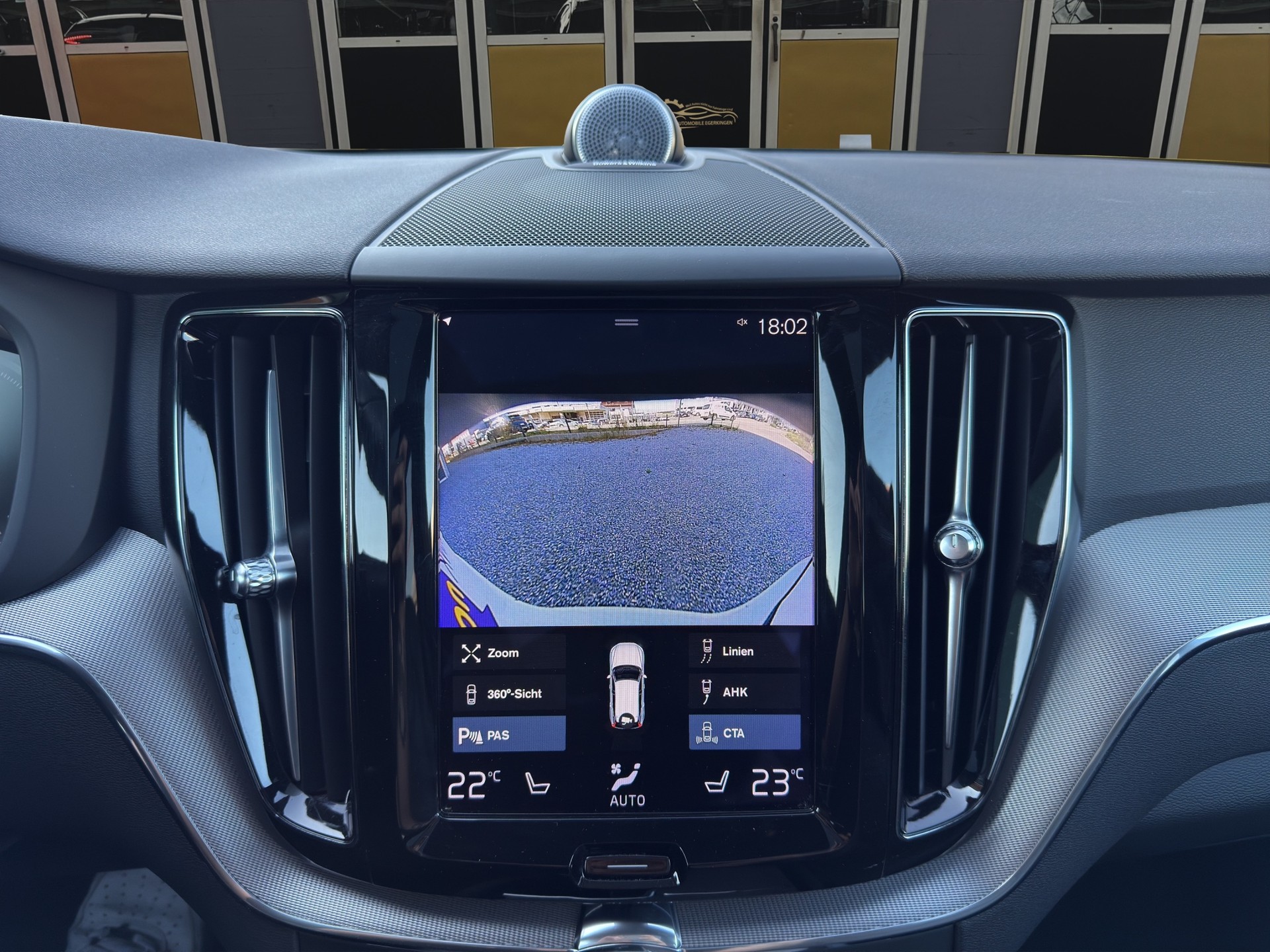 VOLVO XC60 2.0 T8 TE R-Design eAWD-image-16
