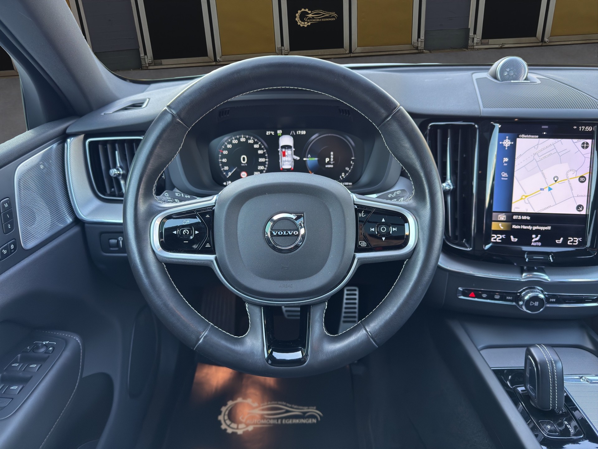 VOLVO XC60 2.0 T8 TE R-Design eAWD-image-12
