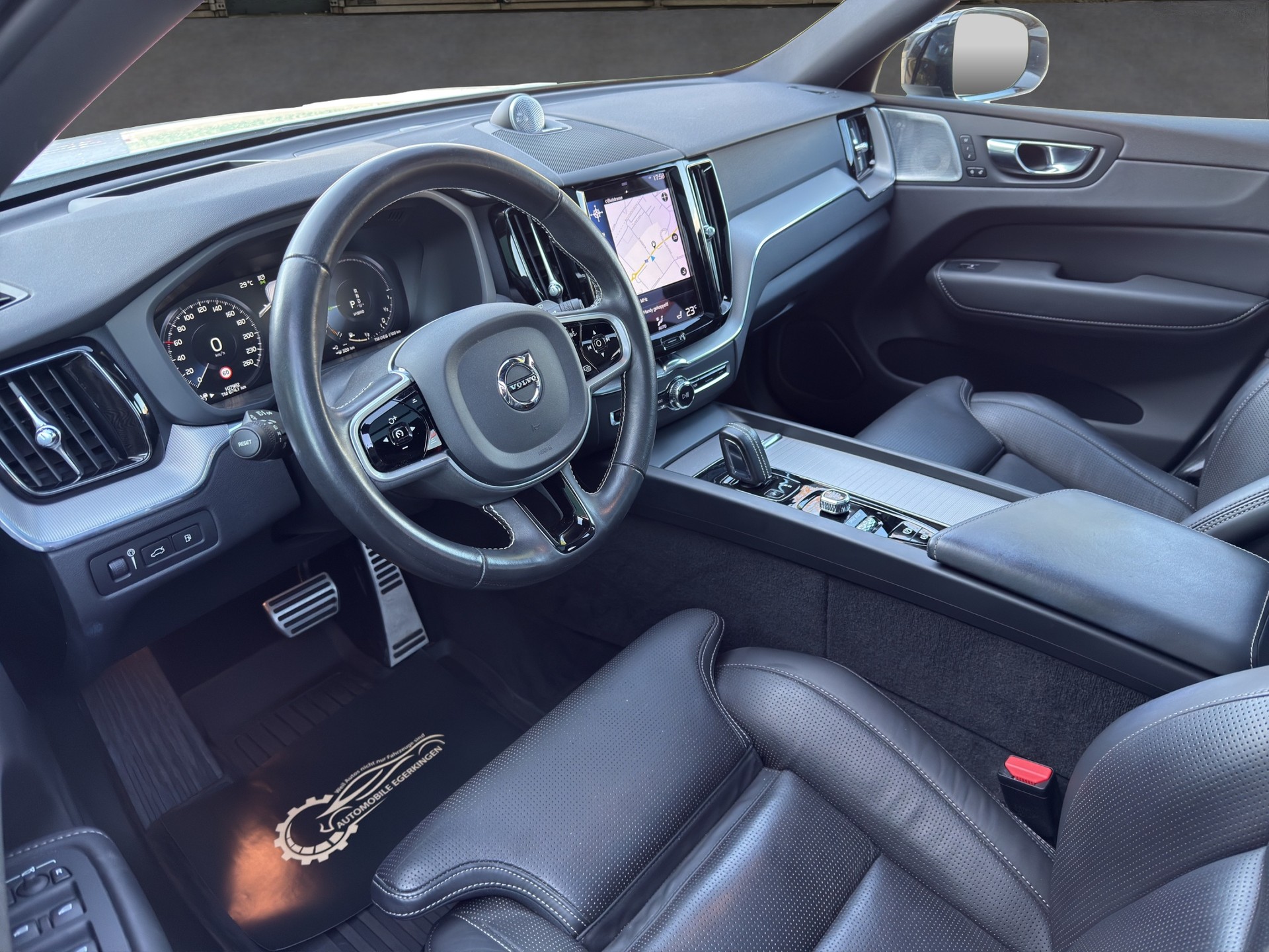 VOLVO XC60 2.0 T8 TE R-Design eAWD-image-8