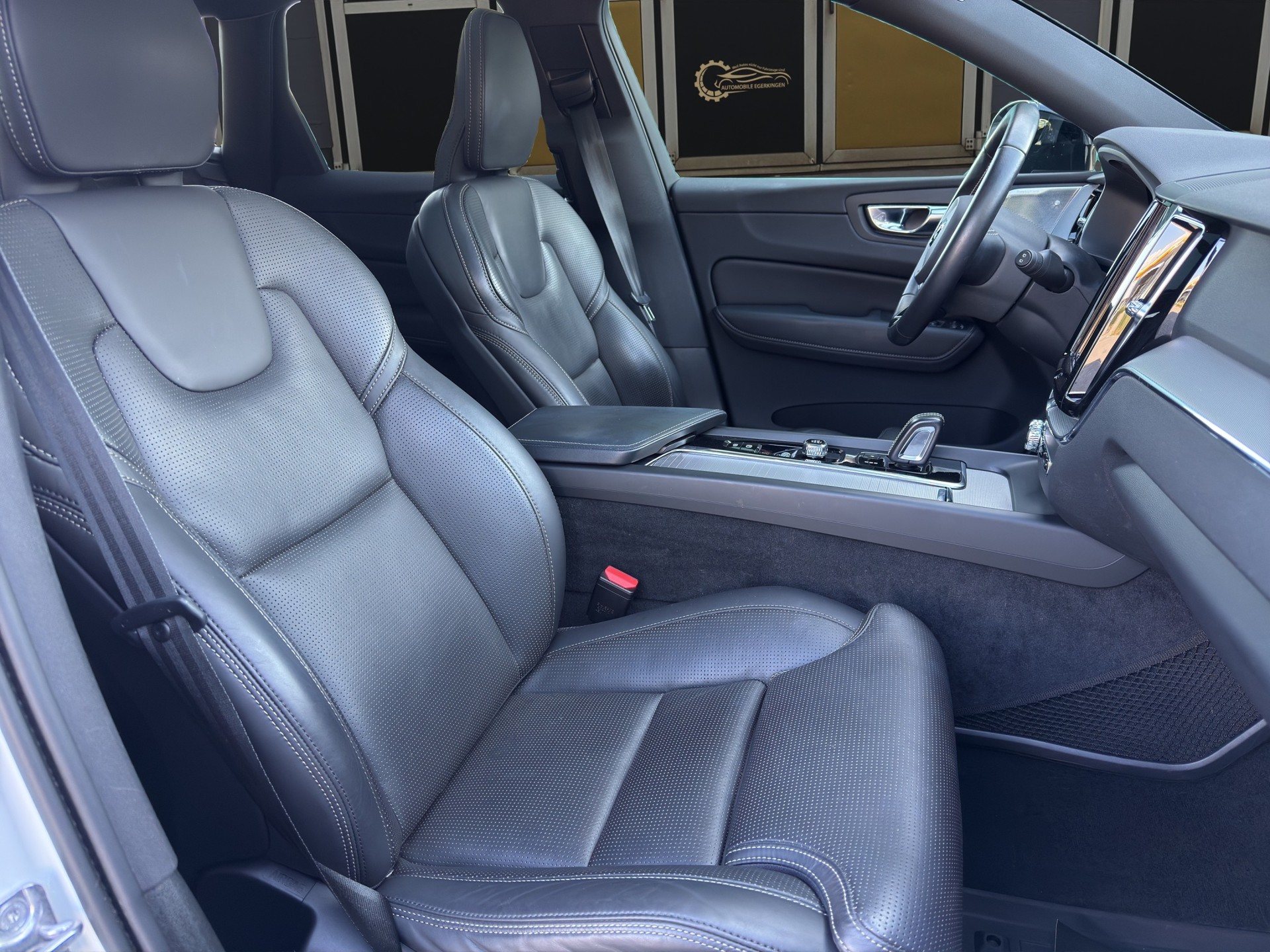 VOLVO XC60 2.0 T8 TE R-Design eAWD-image-10
