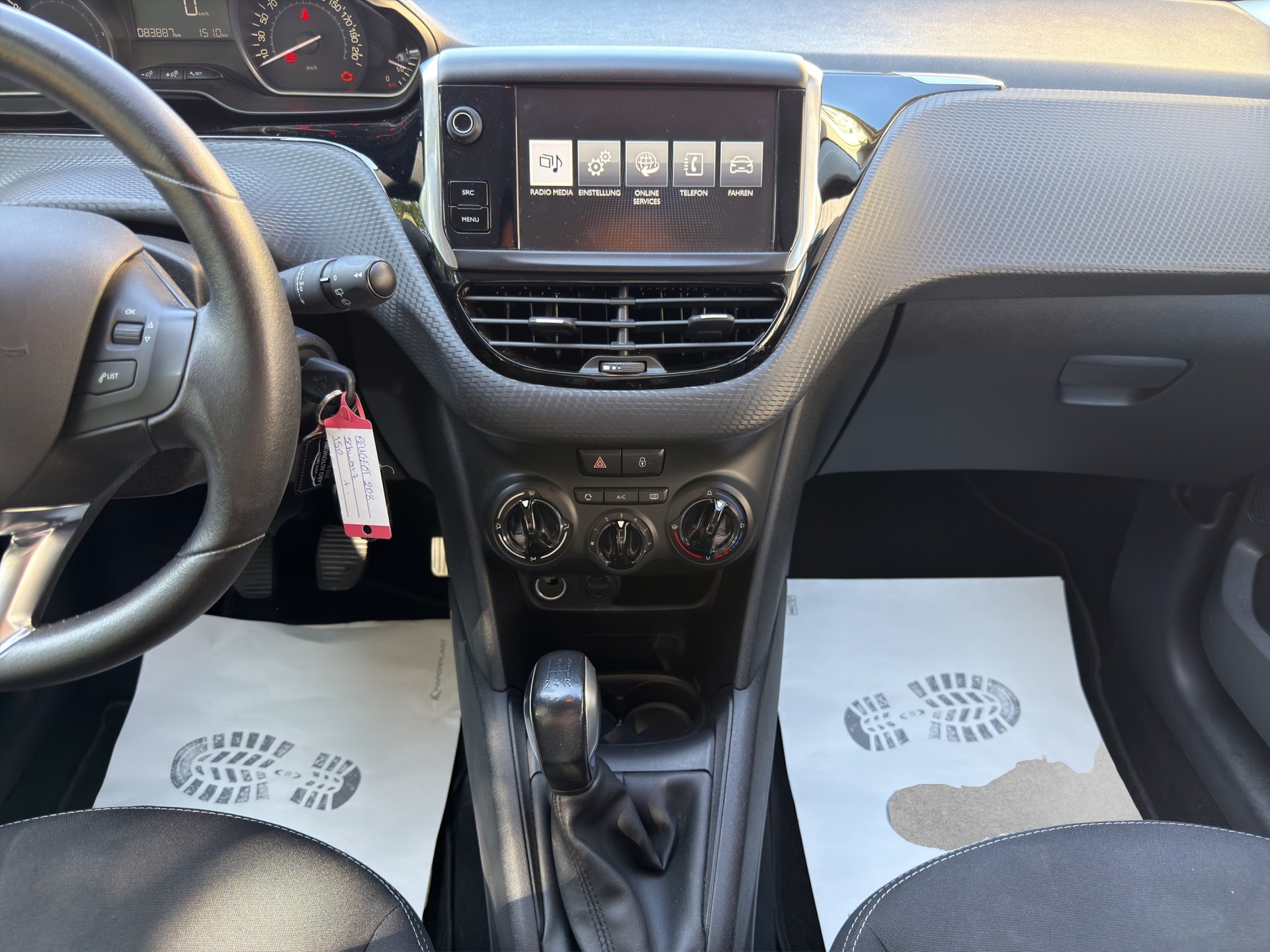 PEUGEOT 208 1.2 PureTech Style-image-10