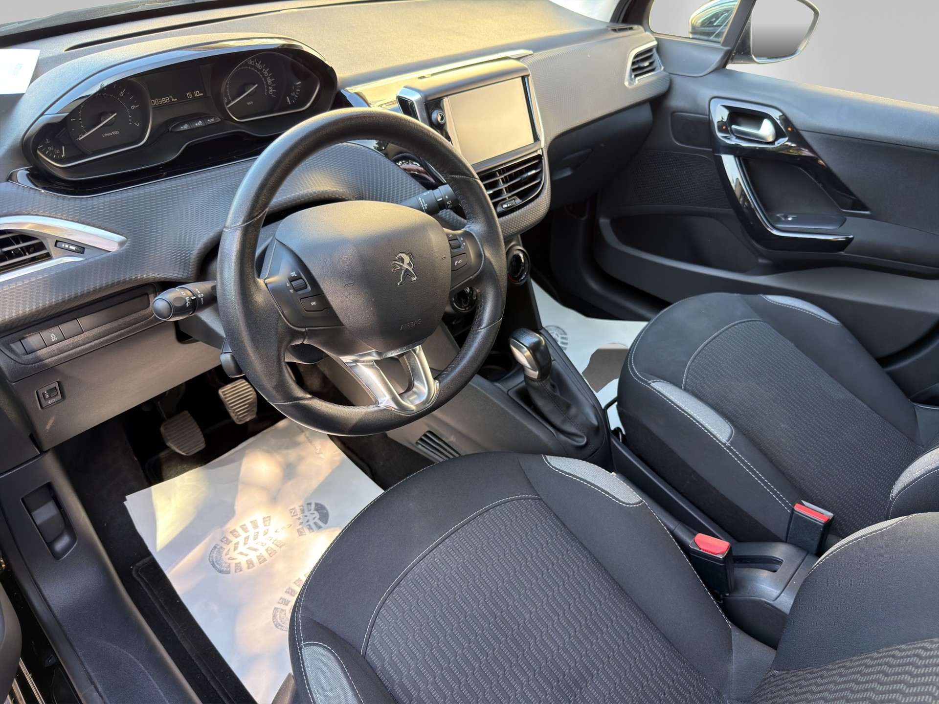 PEUGEOT 208 1.2 PureTech Style-image-7