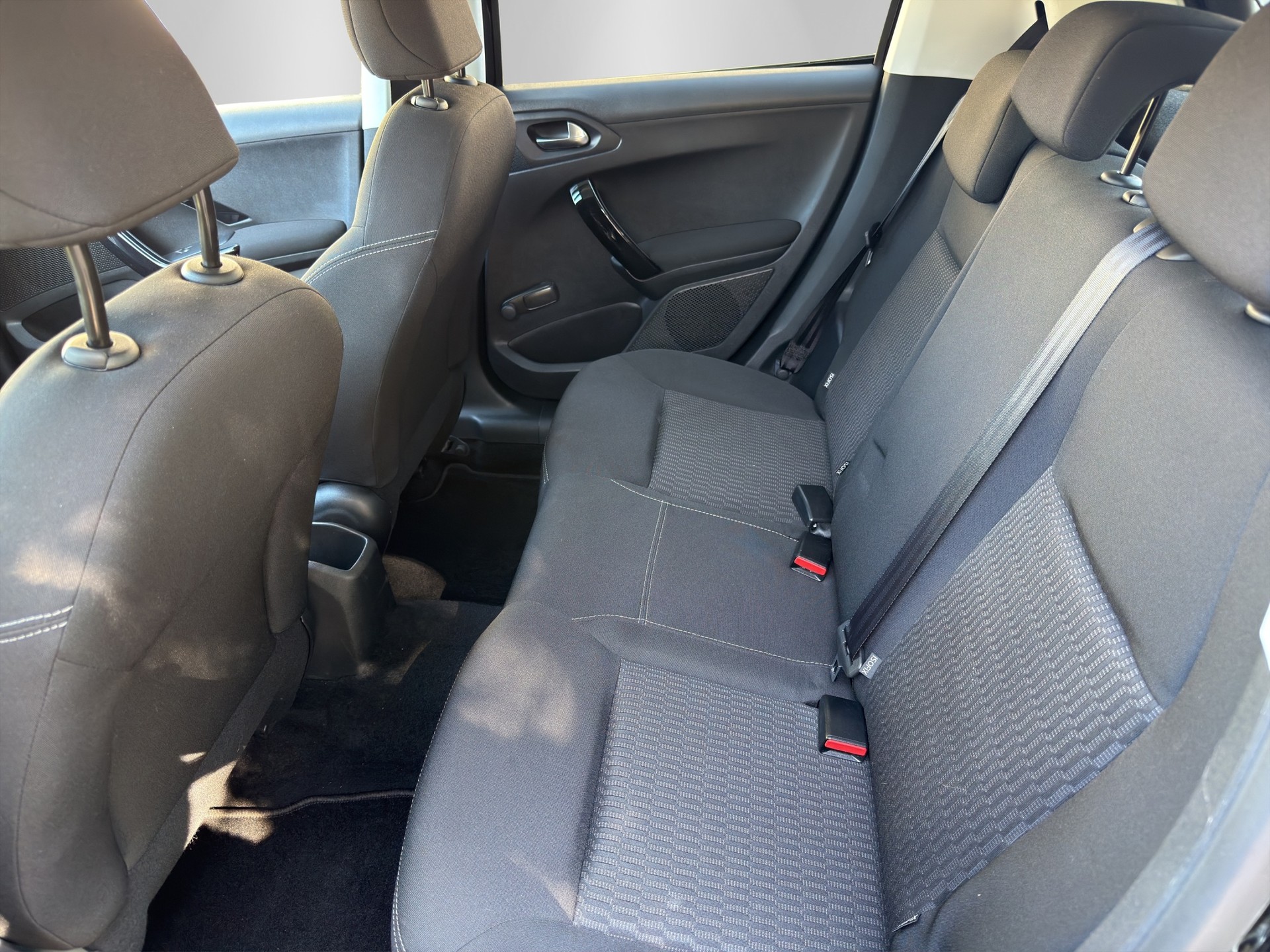 PEUGEOT 208 1.2 PureTech Style-image-12