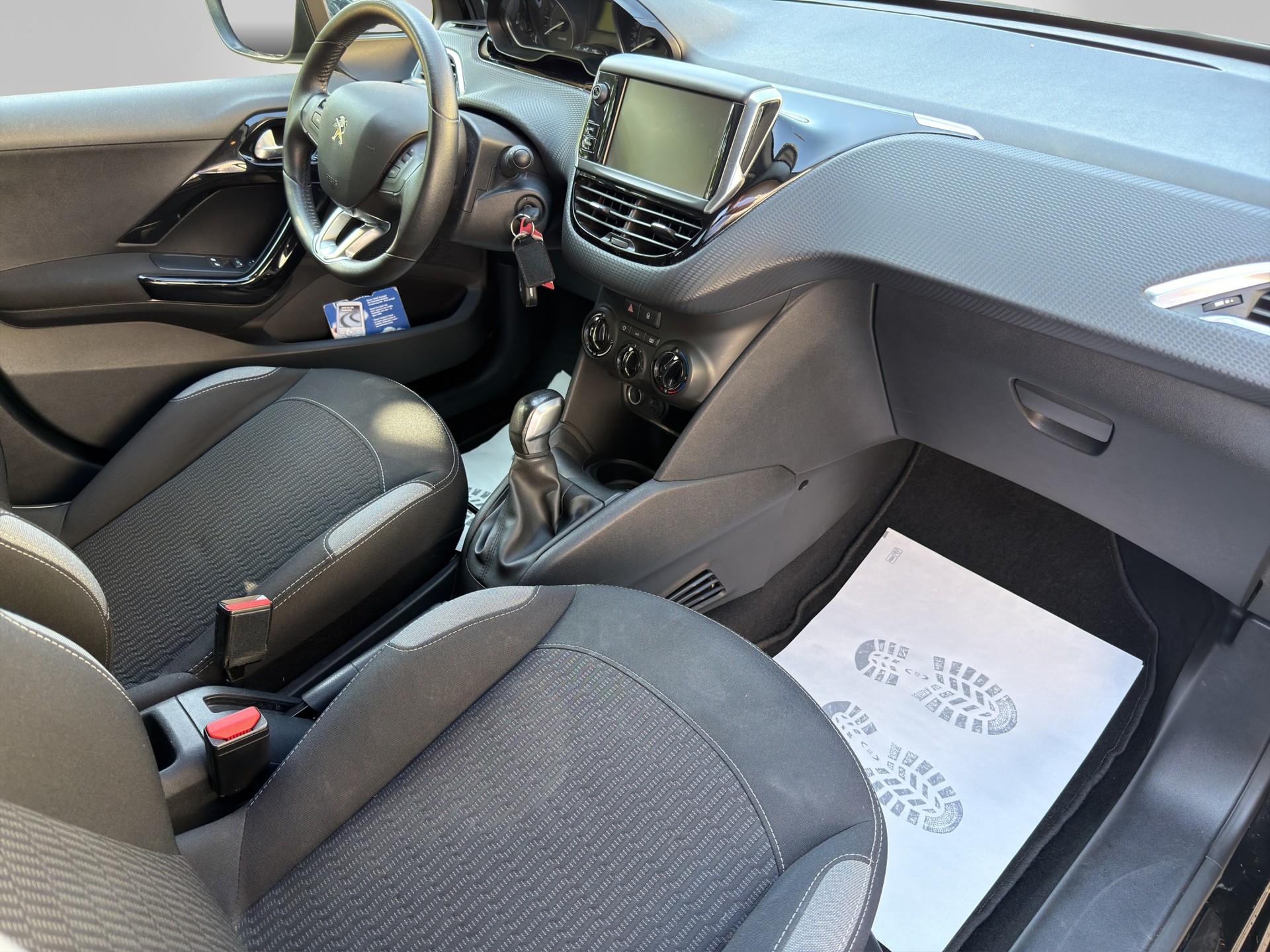 PEUGEOT 208 1.2 PureTech Style-image-11