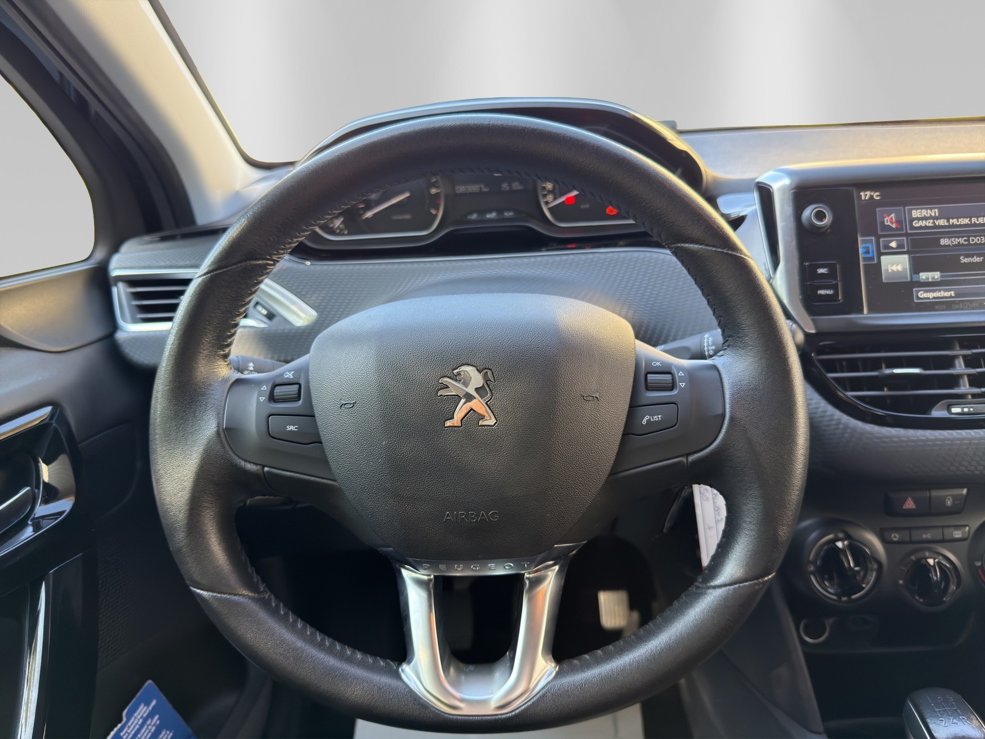 PEUGEOT 208 1.2 PureTech Style-image-9