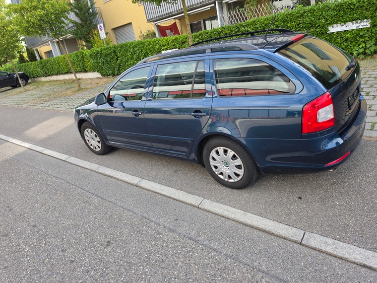 SKODA Octavia Combi 1.8 TSI Laurin & Klement DSG-image-2
