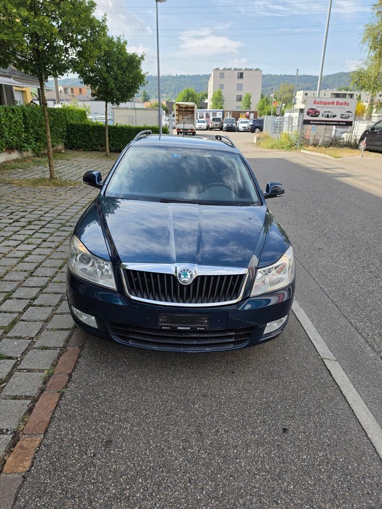 SKODA Octavia Combi 1.8 TSI Laurin & Klement DSG-image-0