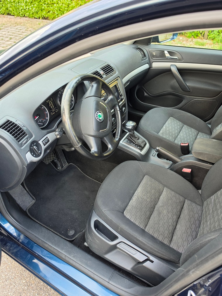 SKODA Octavia Combi 1.8 TSI Laurin & Klement DSG-image-4