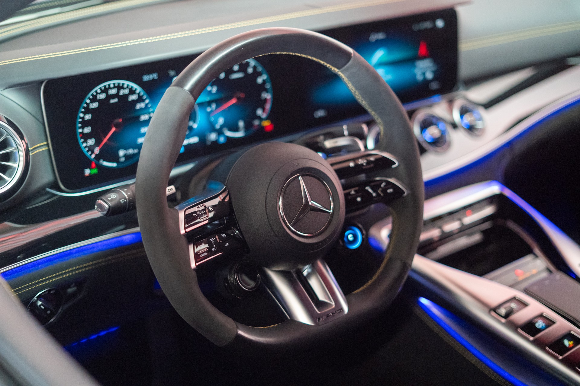 MERCEDES-BENZ AMG GT 63 S 4matic+ / 21" Aversus / Sportsitze / Burmester-image-10