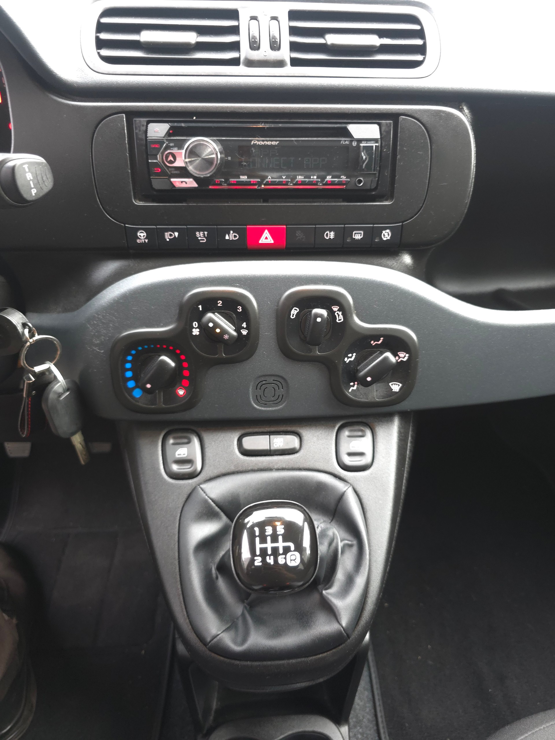FIAT Panda 1.0 MHEV City Cross-image-8