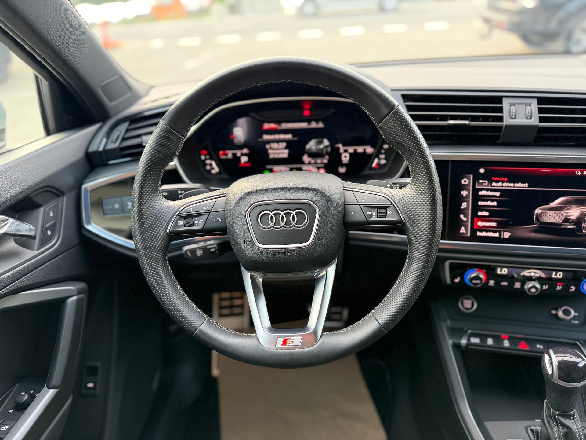 AUDI Q3 Sportback 40 TDI S line quattro S-tronic-image-16