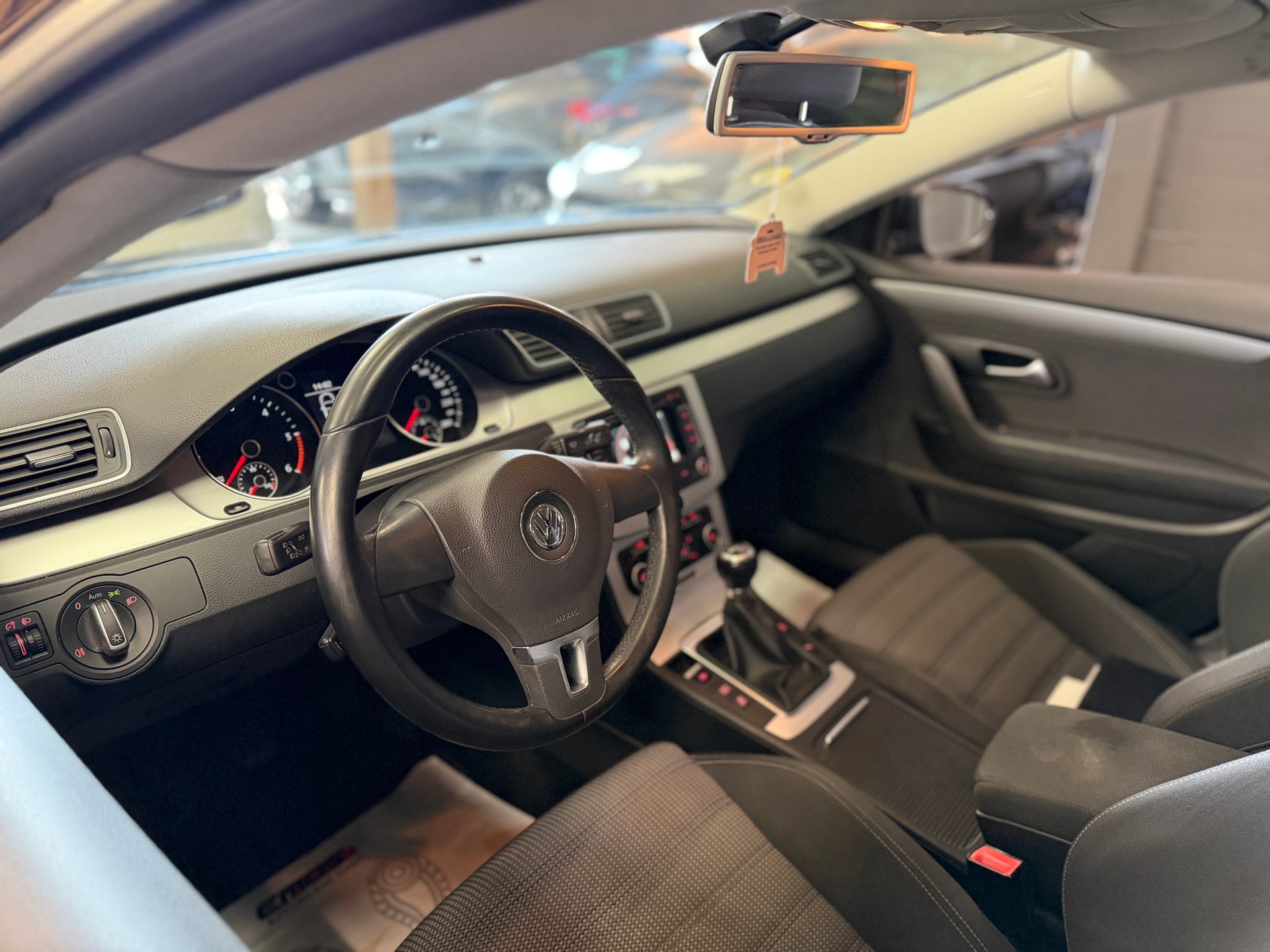 VW Passat CC 2.0 TDI ** 5 Plätz **-image-9