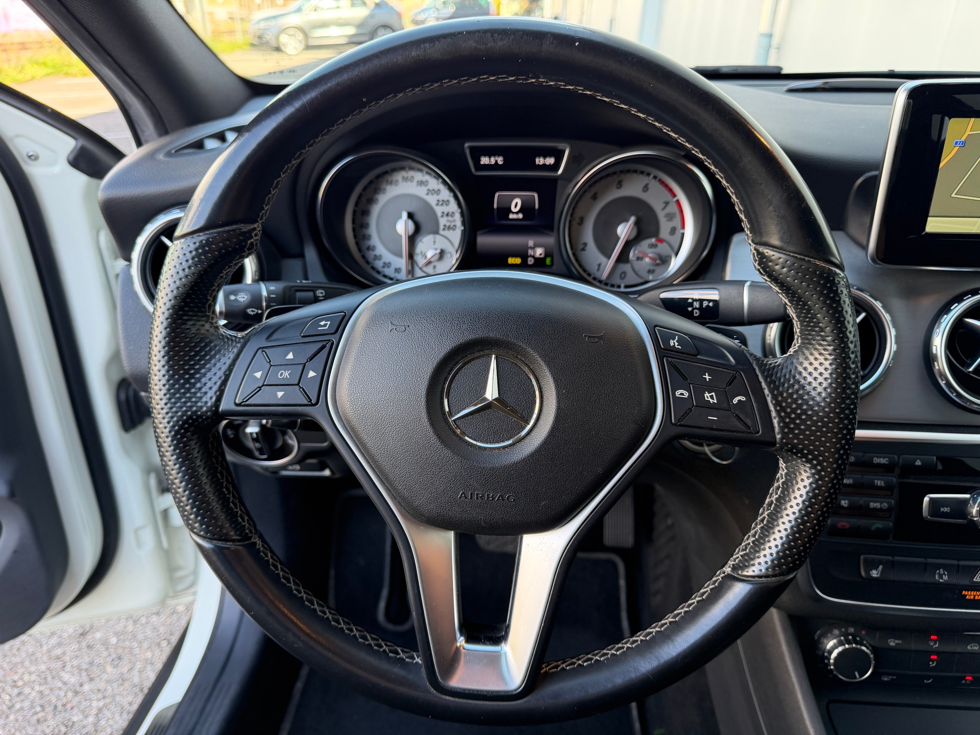 MERCEDES-BENZ GLA 200 7G-DCT-image-10